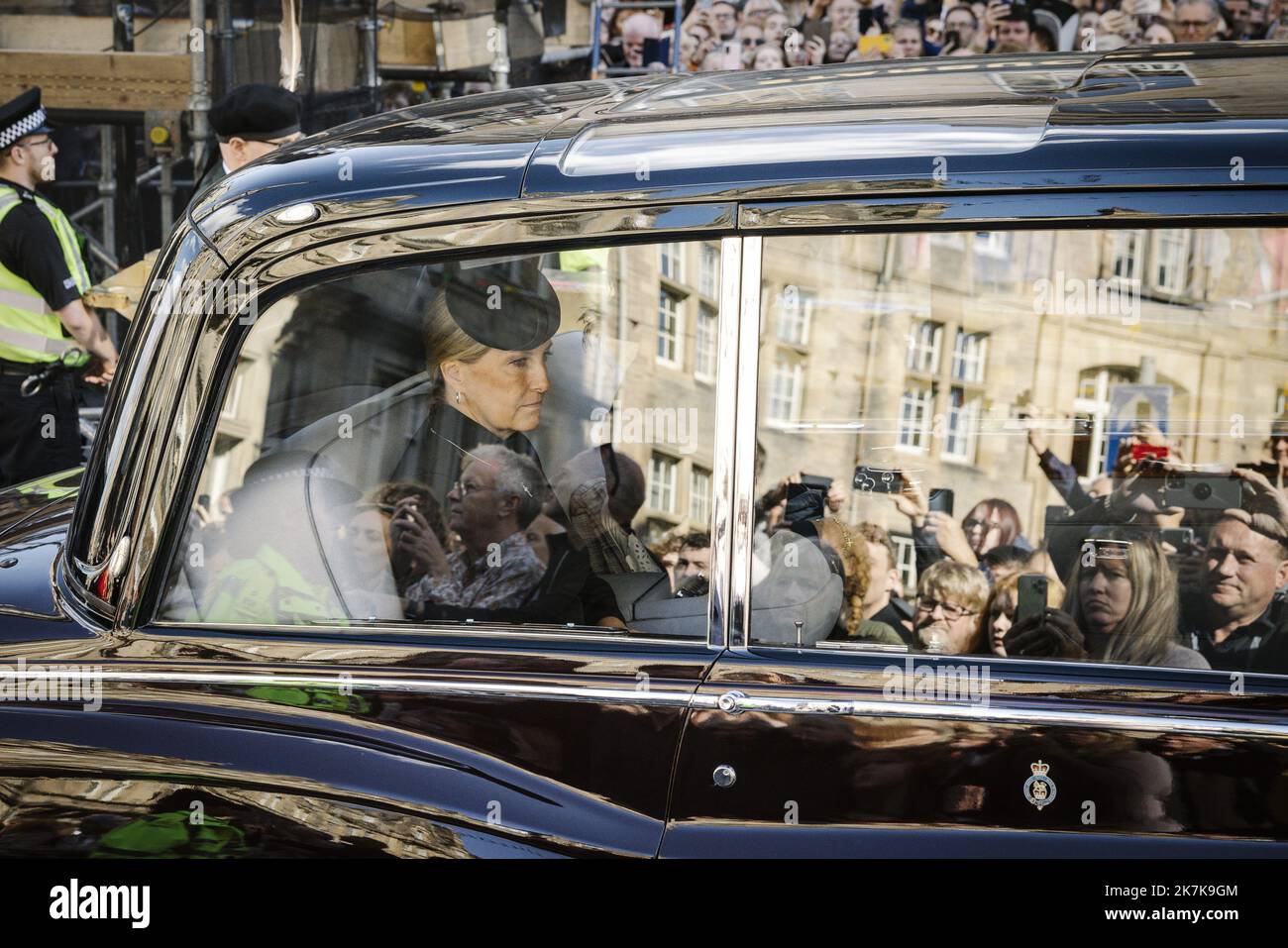 ©PHOTOPQR/LE PARISIEN/ARNAUD DUMONTIER ; Embourg ; 12/09/2022 ; UK - Ecosse - Embourg - Lundi 12 settembre 2022 Processione du Château de Holyrood Jusqu'à la Cathédrale Saint-Gilles du cercueil de la Reine Elizabeth II suivi par le roi Charles III © Arnaud Dumontier, Scotland pour le Parisier settembre 12th 2022 Servizio di preghiera e riflessione per la vita della Regina Elisabetta II nella Cattedrale di St Giles, Edimburgo. Foto Stock