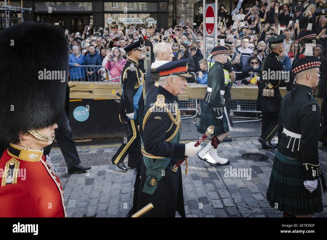 ©PHOTOPQR/LE PARISIEN/ARNAUD DUMONTIER ; EMBOURG ; 12/09/2022 ; UK - Ecosse - Edmbourg - Lundi 12 settembre 2022 Arrivée de la procession du Château de Holyrood Jusqu'à la Cathédrale Saint-Gilles du cercueil de la Reine Elizabeth II suivi par le roi Charles III le Roi Charles III © Arnaud Dumontier pour le Parisien - Edmbourg, Scozia, settembre 12th 2022 Servizio di preghiera e riflessione per la vita della Regina Elisabetta II nella Cattedrale di St Giles, Edimburgo. Foto Stock