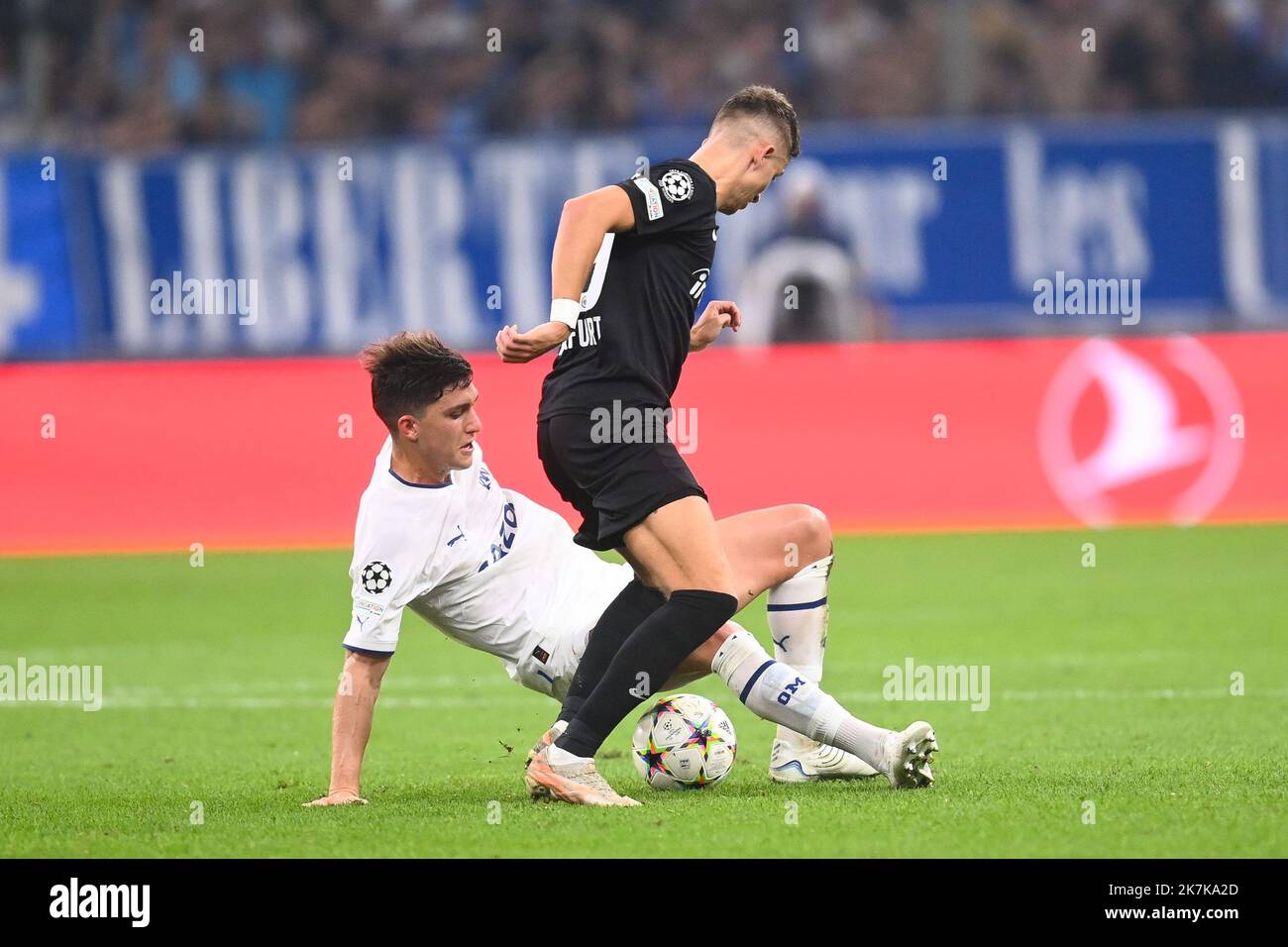 ©Alexandre Dimou/ALEXPRESS/MAXPPP - 13/09/2022 / Francia / Marsiglia / Sport / Calcio / Champions League / Marsiglia - Frankfort / Leonardo BALERDI dell'Olympique Marsiglia e Jesper LINDSTROM di Francoforte Foto Stock