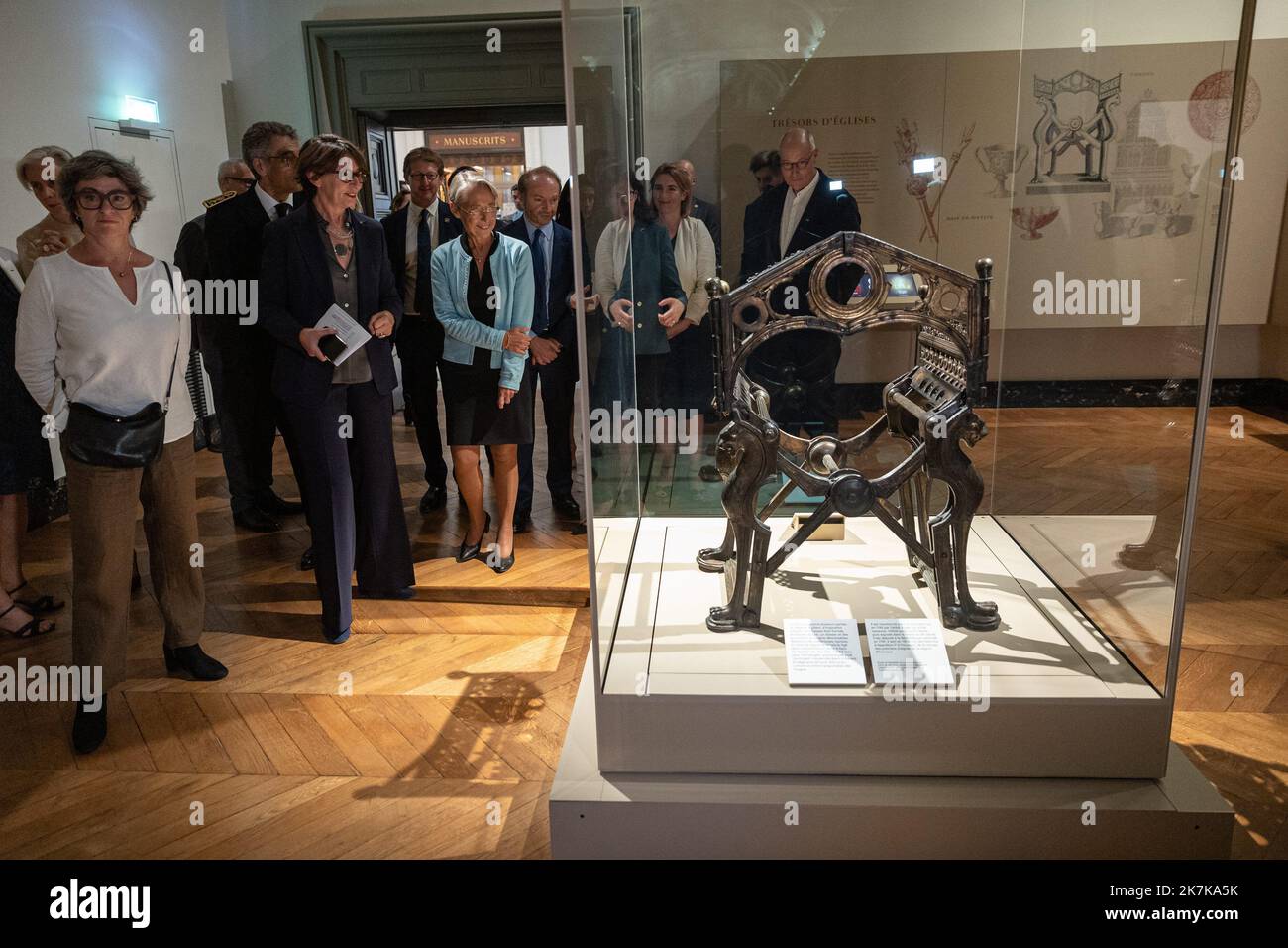 @ Pool/ Aurelien Morissard/Maxppp, Francia, parigi, 2022/09/14 il primo ministro francese Elisabeth Borne (3L), presidente BnF, Laurence Engel (2L) visita il museo della Biblioteca Nationale de France recentemente rinnovata a Parigi prima della riapertura del sito Richelieu della Bibliotheque nationale de France il 17 settembre, 2022 dopo più di dieci anni di ristrutturazione Foto Stock