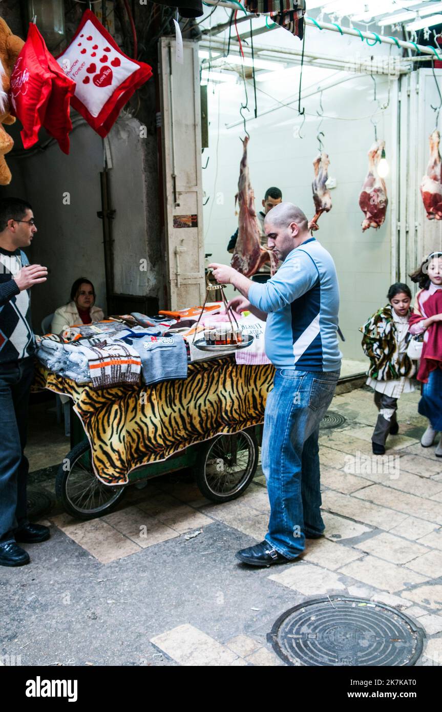 Consegna del tè palestinese a diversi proprietari di negozi nella città vecchia di Gerusalemme. Foto Stock