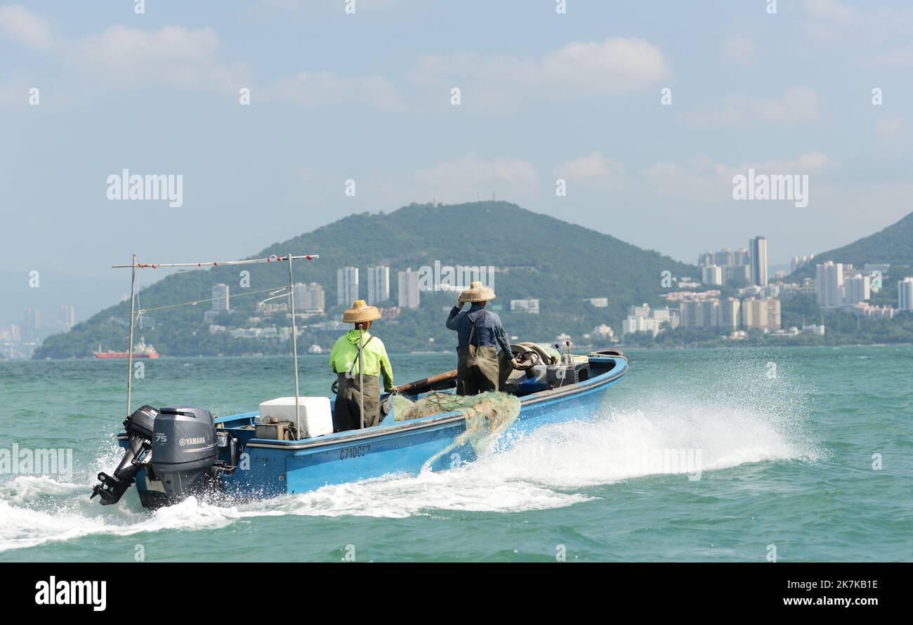 I pescatori cinesi sulla loro barca si dirigono ad Aberdeen, Isola di Hong Kong, Hong Kong. Foto Stock