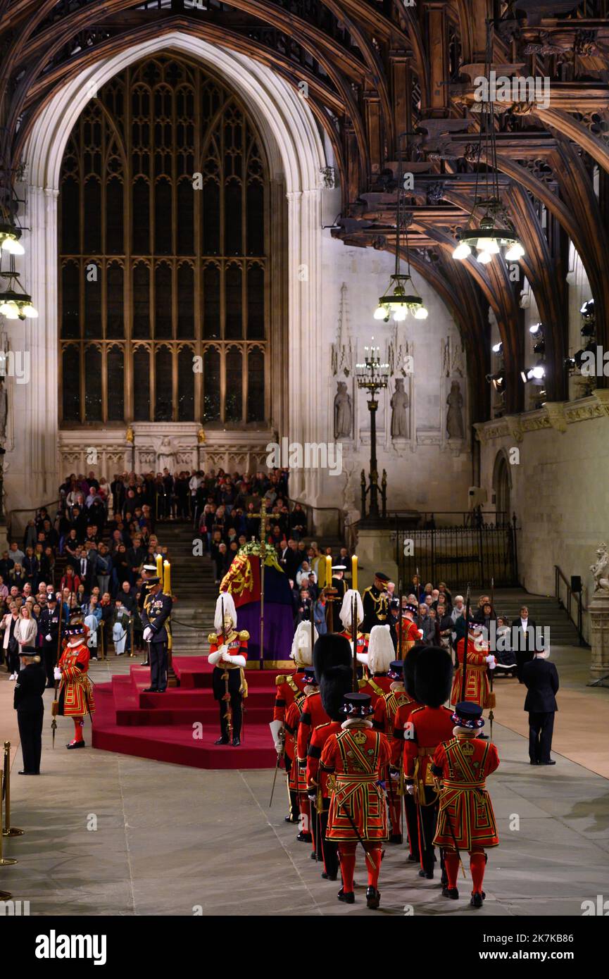 ©Julien Mattia / le Pictorium/MAXPPP - Londres 17/09/2022 Julien Mattia / le Pictorium - 17/9/2022 - Royaume-uni / Londres / Londres - Les Londoniens Rent ommage a la reine Elisabeth 2 dans Westminster Hall aupres de son cercueil, a Londres, le 16 Settembre 2022 / 17/9/2022 - Regno Unito / Londra / Londra - i londinesi rendono omaggio alla Regina Elisabetta 2 nella Westminster Hall vicino alla sua bara, a Londra, 16 settembre 2022 Foto Stock