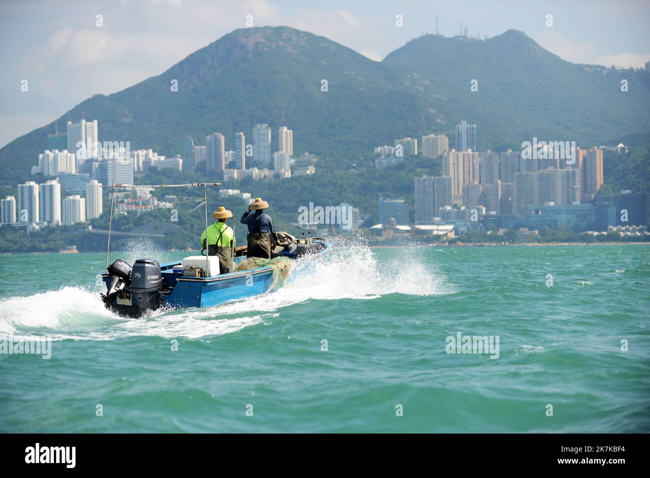 I pescatori cinesi sulla loro barca si dirigono ad Aberdeen, Isola di Hong Kong, Hong Kong. Foto Stock