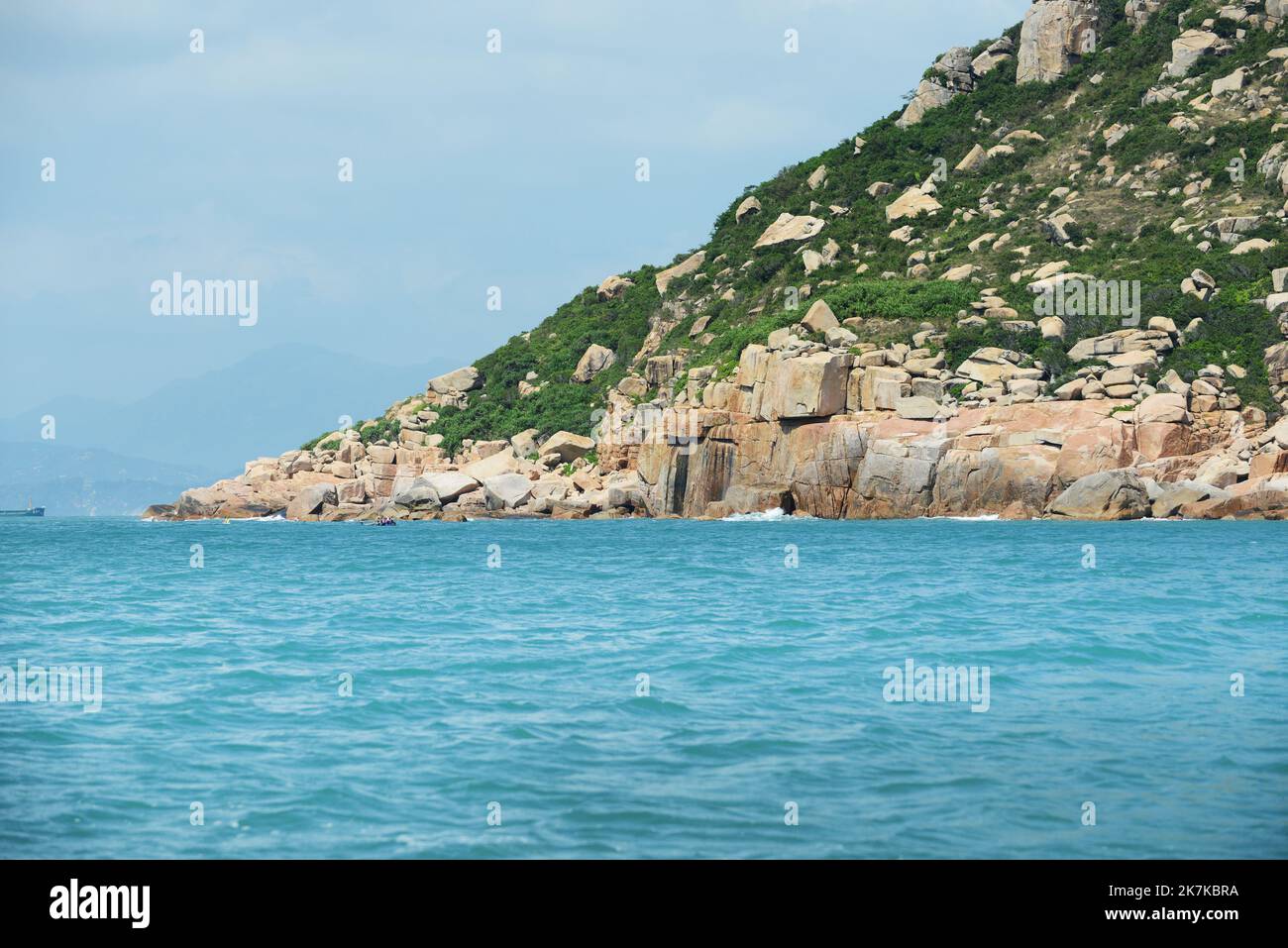 La splendida costa rocciosa nella parte meridionale dell'isola di Lamma a Hong Kong. Foto Stock