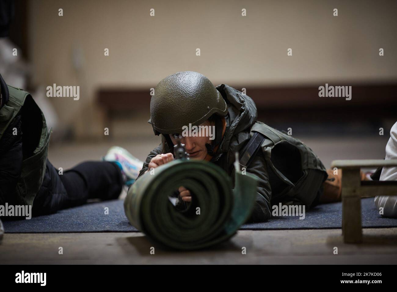 ©Thibault Savary / le Pictorium/MAXPPP - Odessa 23/03/2022 Thibault Savary / le Pictorium - 23/3/2022 - Ucraina / Odessa - pour preparer les civils, les forces ucrainiennes ont mis en place des camps d'entrainement, ou n'importe quel peut civil apprendre le maniement des armes. On leur enseigne des bases de deploiement, mougements avec une arme et tatticques, et comment charger et nettoyer une arme entre autres connaissances pour se battre. / 23/3/2022 - Ucraina / Odessa - al fine di preparare i civili, le forze ucraine hanno creato un campo di addestramento, dove qualsiasi ucraino civile può imparare come Foto Stock