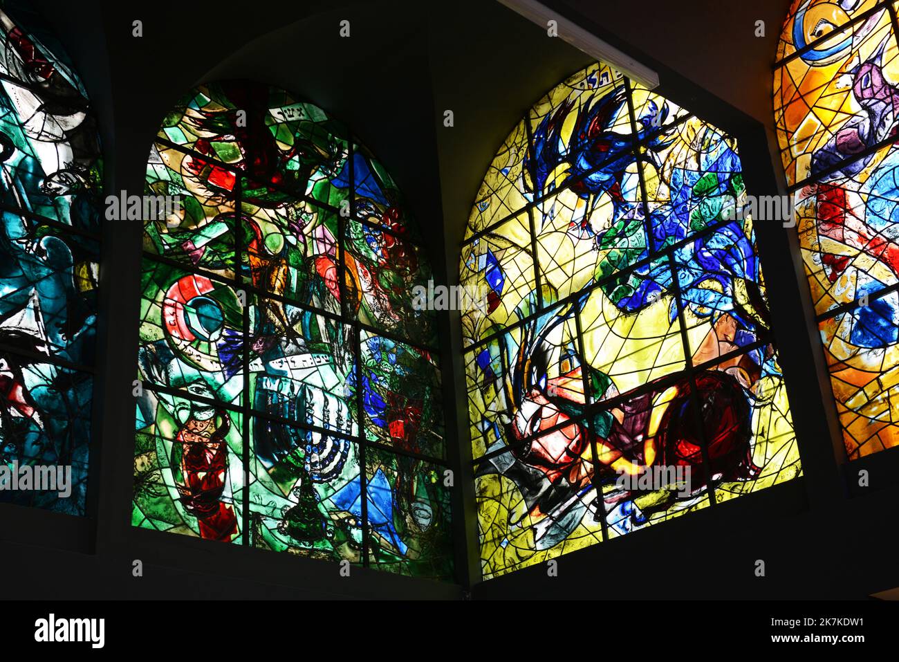 Vetrate Chagall alla sinagoga di Abbell all'ospedale di Hadassah a Gerusalemme. Foto Stock