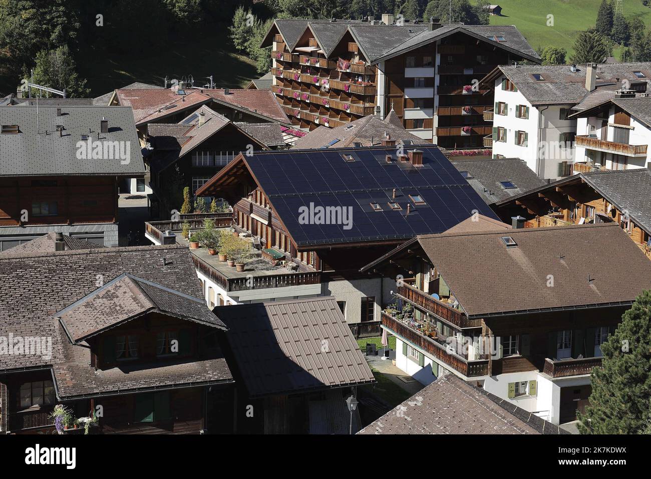 ©Francois Glories/MAXPPP - 23/09/2022 in Svizzera si chiede di rendere obbligatori i pannelli fotovoltaici non solo per i nuovi edifici, ma anche per gli edifici esistenti. Il potenziale dei pannelli solari in Svizzera è enorme. Secondo uno studio dell'Ufficio federale dell'energia, se i pannelli solari fossero installati sui tetti e sulle facciate di tutte le case idonee del paese, ogni anno si potrebbero generare 67 terawatt-ore di elettricità. Questo è più di quanto attualmente consuma la Svizzera. Bernese Overland Svizzera. Settembre 23 2022. Foto Stock