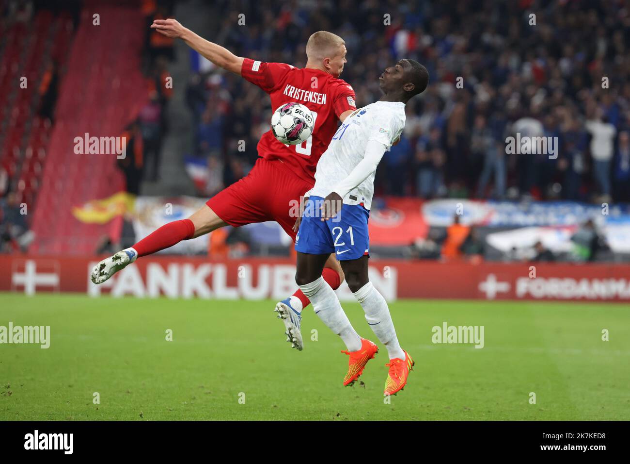 ©PHOTOPQR/LE PARISIEN/LP / Arnaud Journois ; COPENAGHEN ; 25/09/2022 ; CALCIO , LIGUE DES NATIONS UEFA , 25/09/2022 , COPENAGHEN ( DANEMARK ) , STADE TELIA PARKEN / DANEMARK - FRANCIA / Rasmus Kristensen et Ferland Mendy. FOTO LP/ARNAUD JOURNOIS UEFA Nations League partita di calcio tra Danimarca e Francia a Copenaghen il 25 settembre 2022. Foto Stock