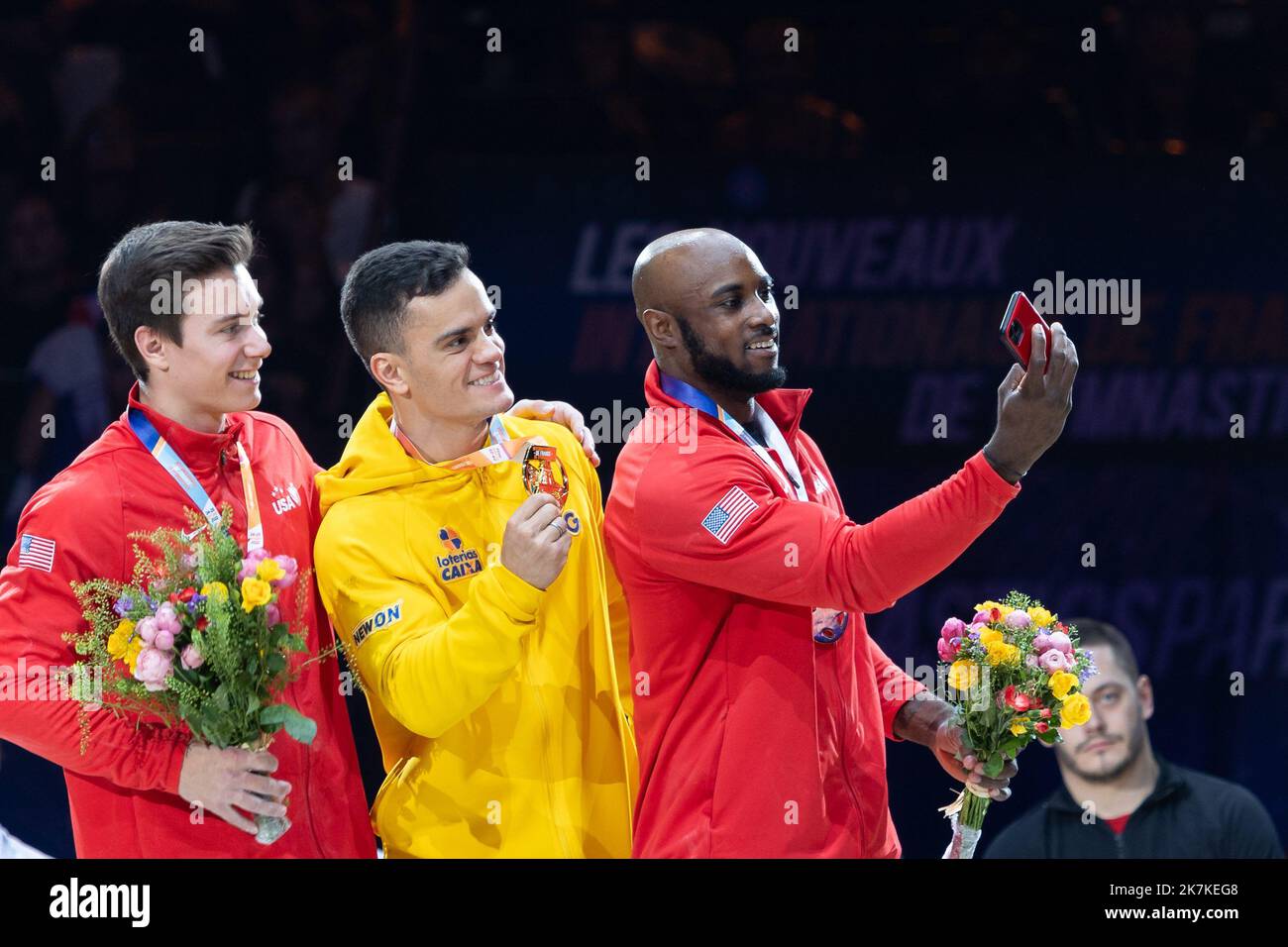 Mylene DeRoche/IP3 - Brody Malone (argento) degli Stati Uniti, Caio Souza (oro) del Brasile e Donnell Whittenburg (bronzo) degli Stati Uniti prendono un selfie durante la cerimonia del podio della finale di ginnastica artistica maschile del torneo internazionale di ginnastica francese del 23rd presso l'Accor Arena. A Parigi, in Francia, il 25 settembre 2022. Foto Stock