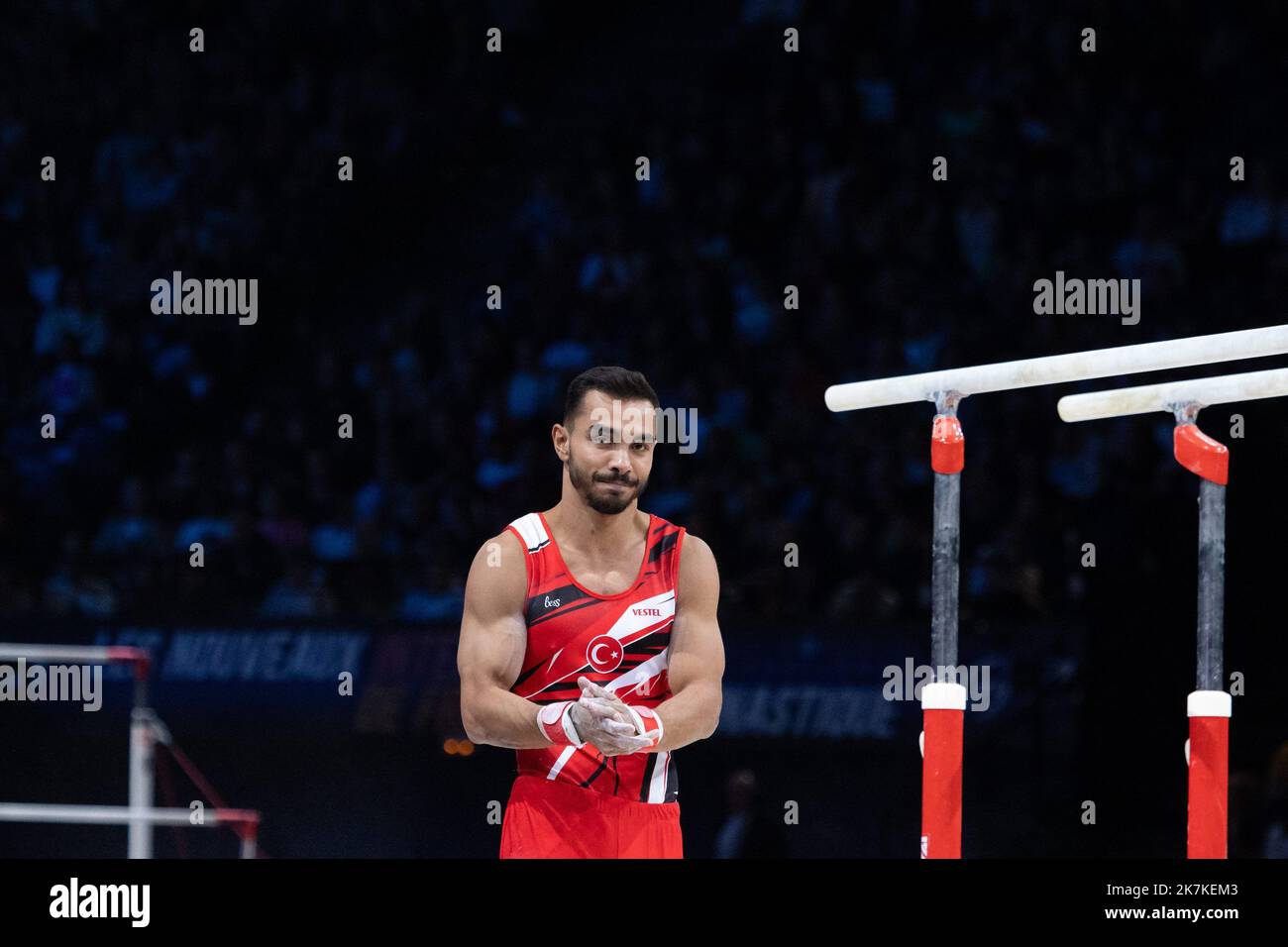 Mylene DeRoche/IP3 - Ferhat Arican, in Turchia, compete nella finale di barrette parallele maschili di ginnastica artistica del torneo internazionale francese di ginnastica del 23rd presso l'Accor Arena. A Parigi, in Francia, il 25 settembre 2022. Foto Stock