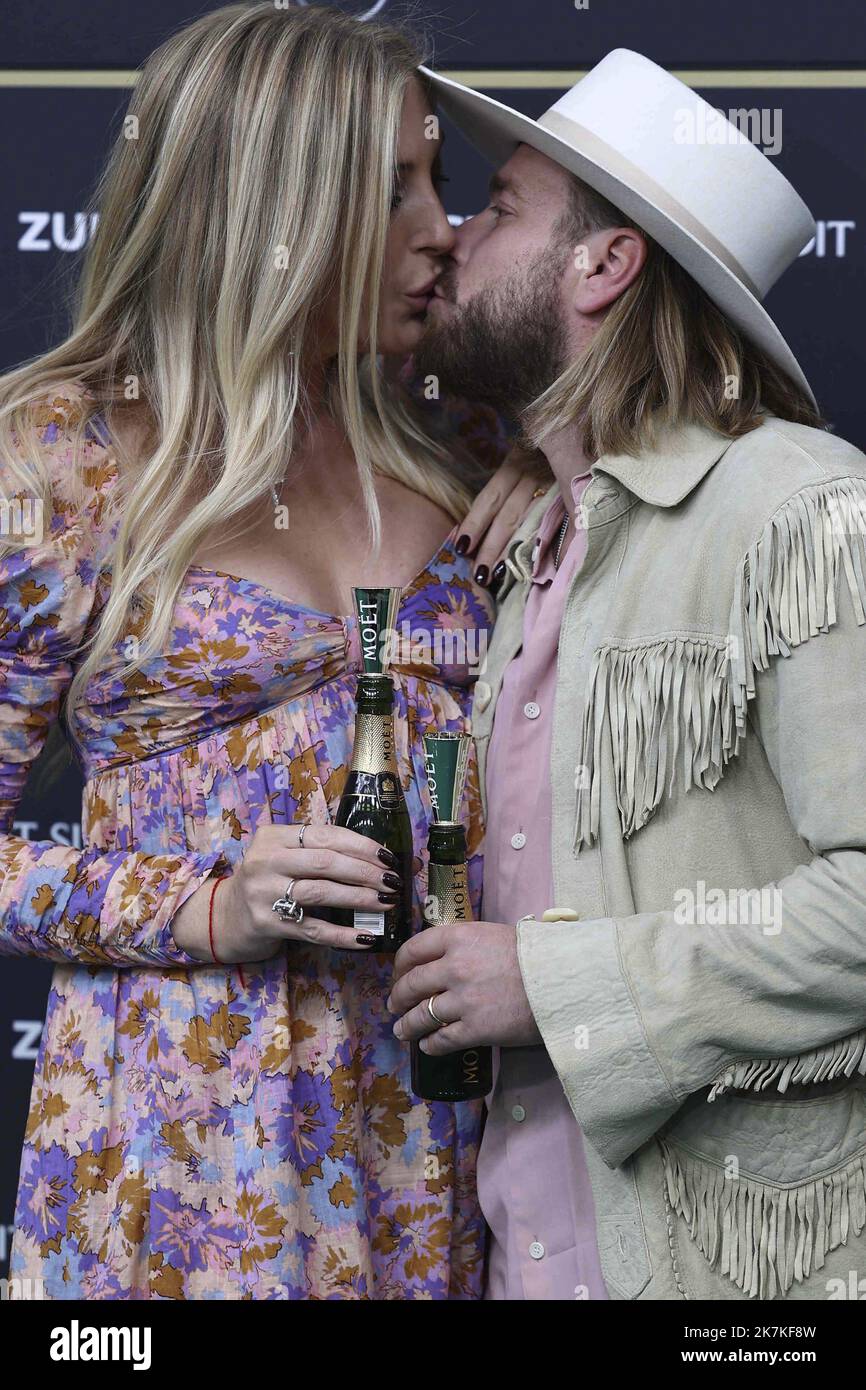 ©Francois Glories/MAXPPP - 26/09/2022 Alana Netzer e il marito della cantante svizzera Baschi partecipano alla fotocellula « Moet & Chandon » durante il 18th° Festival del Cinema di Zurigo a Kino corso in Svizzera. Settembre 26 2022. Foto Stock