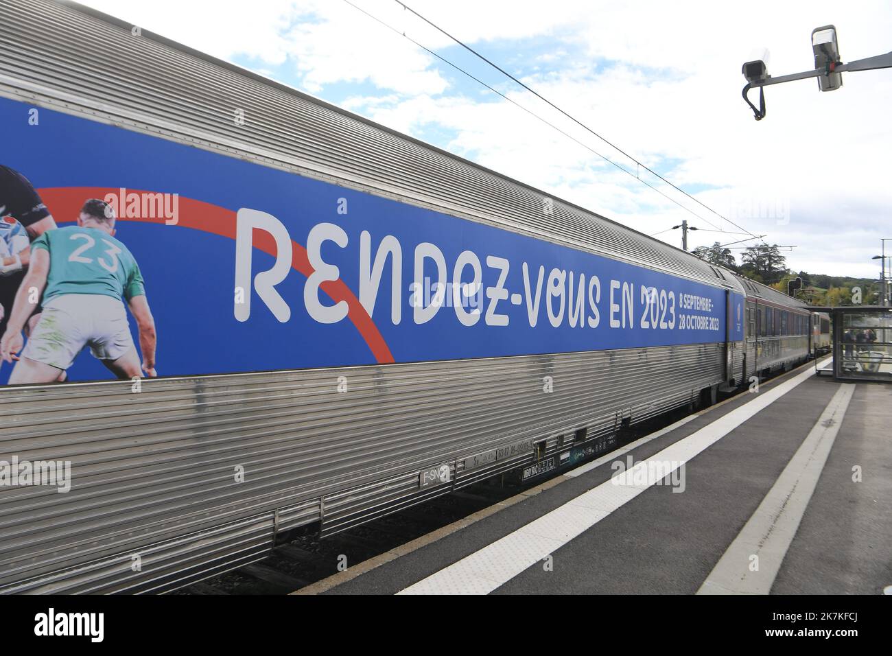 ©Mourad ALLILI/MAXPPP - 28/09/2022 Bourgoin jallieu le 28/09/2022 : la Coupe du monde de rugby en France approche a un an de son organisation, un treno sillonne les gares des villes hotes pour promouvoir l'evenement et le rugby depuis le 21 juillet. ICI en photo l arrivee du train en gare de Bourgoin jallieu pour une journee d animation et de fete autour du rugby et la coupé du monde - si avvicina la Coppa del mondo di rugby in Francia. A un anno dalla sua organizzazione, un treno è stato critico stazioni delle città ospitanti per promuovere l'evento e rugby dal luglio 21. Qui l'arrivo di Foto Stock