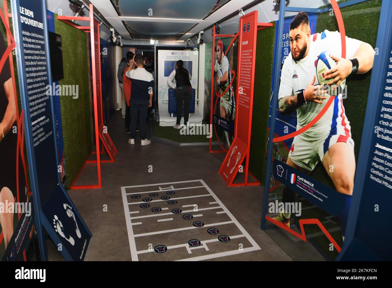 ©Mourad ALLILI/MAXPPP - 28/09/2022 Bourgoin jallieu le 28/09/2022 : la Coupe du monde de rugby en France approche a un an de son organisation, un treno sillonne les gares des villes hotes pour promouvoir l'evenement et le rugby depuis le 21 juillet. ICI en photo l arrivee du train en gare de Bourgoin jallieu pour une journee d animation et de fete autour du rugby et la coupé du monde - si avvicina la Coppa del mondo di rugby in Francia. A un anno dalla sua organizzazione, un treno è stato critico stazioni delle città ospitanti per promuovere l'evento e rugby dal luglio 21. Qui l'arrivo di Foto Stock