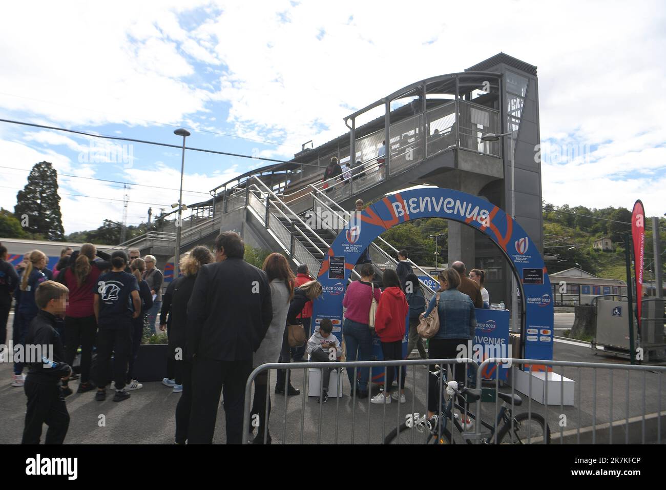 ©Mourad ALLILI/MAXPPP - 28/09/2022 Bourgoin jallieu le 28/09/2022 : la Coupe du monde de rugby en France approche a un an de son organisation, un treno sillonne les gares des villes hotes pour promouvoir l'evenement et le rugby depuis le 21 juillet. ICI en photo l arrivee du train en gare de Bourgoin jallieu pour une journee d animation et de fete autour du rugby et la coupé du monde - si avvicina la Coppa del mondo di rugby in Francia. A un anno dalla sua organizzazione, un treno è stato critico stazioni delle città ospitanti per promuovere l'evento e rugby dal luglio 21. Qui l'arrivo di Foto Stock