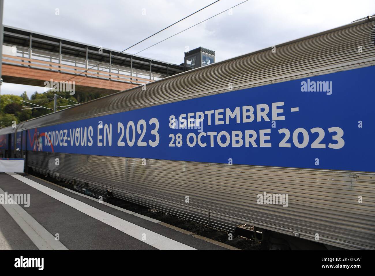©Mourad ALLILI/MAXPPP - 28/09/2022 Bourgoin jallieu le 28/09/2022 : la Coupe du monde de rugby en France approche a un an de son organisation, un treno sillonne les gares des villes hotes pour promouvoir l'evenement et le rugby depuis le 21 juillet. ICI en photo l arrivee du train en gare de Bourgoin jallieu pour une journee d animation et de fete autour du rugby et la coupé du monde - si avvicina la Coppa del mondo di rugby in Francia. A un anno dalla sua organizzazione, un treno è stato critico stazioni delle città ospitanti per promuovere l'evento e rugby dal luglio 21. Qui l'arrivo di Foto Stock