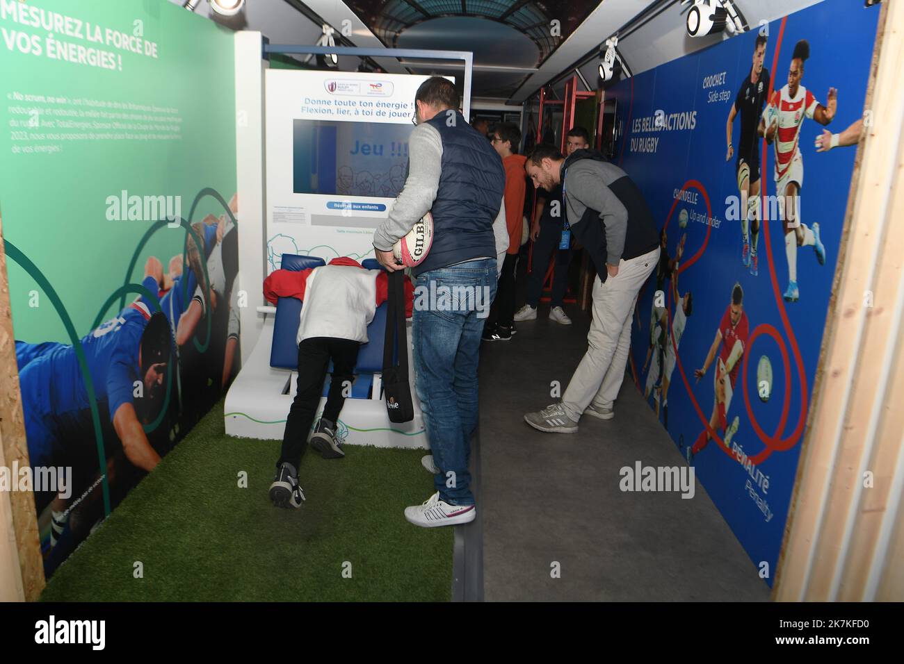 ©Mourad ALLILI/MAXPPP - 28/09/2022 Bourgoin jallieu le 28/09/2022 : la Coupe du monde de rugby en France approche a un an de son organisation, un treno sillonne les gares des villes hotes pour promouvoir l'evenement et le rugby depuis le 21 juillet. ICI en photo l arrivee du train en gare de Bourgoin jallieu pour une journee d animation et de fete autour du rugby et la coupé du monde - si avvicina la Coppa del mondo di rugby in Francia. A un anno dalla sua organizzazione, un treno è stato critico stazioni delle città ospitanti per promuovere l'evento e rugby dal luglio 21. Qui l'arrivo di Foto Stock