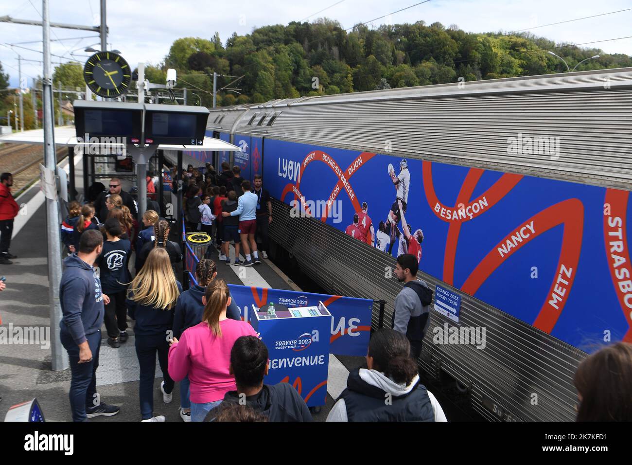 ©Mourad ALLILI/MAXPPP - 28/09/2022 Bourgoin jallieu le 28/09/2022 : la Coupe du monde de rugby en France approche a un an de son organisation, un treno sillonne les gares des villes hotes pour promouvoir l'evenement et le rugby depuis le 21 juillet. ICI en photo l arrivee du train en gare de Bourgoin jallieu pour une journee d animation et de fete autour du rugby et la coupé du monde - si avvicina la Coppa del mondo di rugby in Francia. A un anno dalla sua organizzazione, un treno è stato critico stazioni delle città ospitanti per promuovere l'evento e rugby dal luglio 21. Qui l'arrivo di Foto Stock