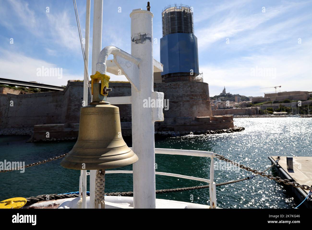 ©PHOTOPQR/LA PROVENCE/VALLAURI Nicolas ; Marseille ; 30/09/2022 ; Esplanade J4 (devant le Mucem) à Marseille Cérémonie officielle de présentation et baptême du navire Plastic Odyssey il lute contre la pollution plastique en mer et part de Marseille demain samedi 1er octobre pour un tour du monde de trois ans Illustration ou image générique de la navigation, Marine, marin, bateau, Instrument de navigation, cabine, commandement, comandante, barre, cloche de bord, cloche de navire la nave "Plastic Odyssey" ormeggiata nel porto di Marsiglia il 23 settembre 2022. Plastic Odyssey è un'iniziativa di Foto Stock