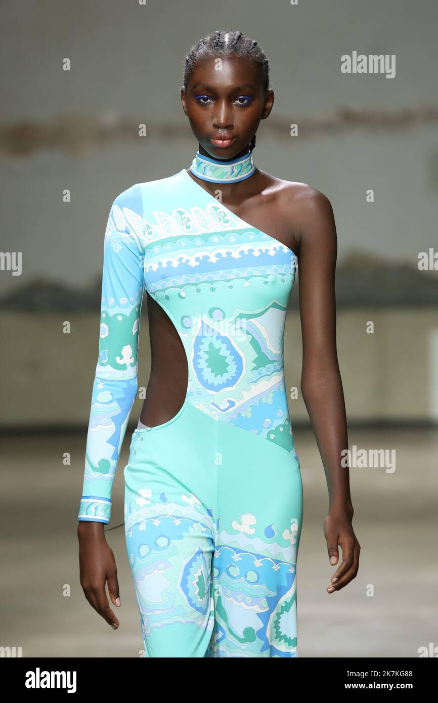 ©Pierre Teyssot/MAXPPP ; Leonard Paris : Runway - Paris Fashion Week - Womenswear Primavera/Estate 2023. Parigi, Francia il 30 settembre 2022. A Model Walks la pista al Leonard Paris Fashion Show Â© Pierre Teyssot / Maxppp Foto Stock