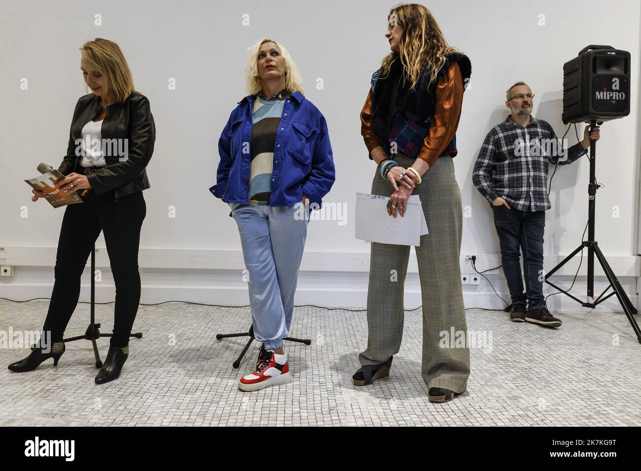 ©PHOTOPQR/LE PARISIEN/olivier corsan ; Paris ; 30/09/2022 ; Paris, France, le 30 settembre 2022. Visite de presse de la Nuit Blanche 2023 de Paris en présence de Carine Rolland (à gauche), adjointe à la Maire de Paris en charge de la culture et de la ville du quart d'heure et de Kitty Hartl (au centre en bleu), Directrice artistique -l'exposition Les Portes du Jour - Prix 1% Marché de l'art, à l'Orangerie du Musée du Carnavalet et dans le jardin du Musée Cognac-Jay photo : LP /Olivier CORSAN Parigi, Francia, 30 settembre 2022. Visita stampa della Nuit Blanche 2022 a Parigi alla presenza di CA Foto Stock