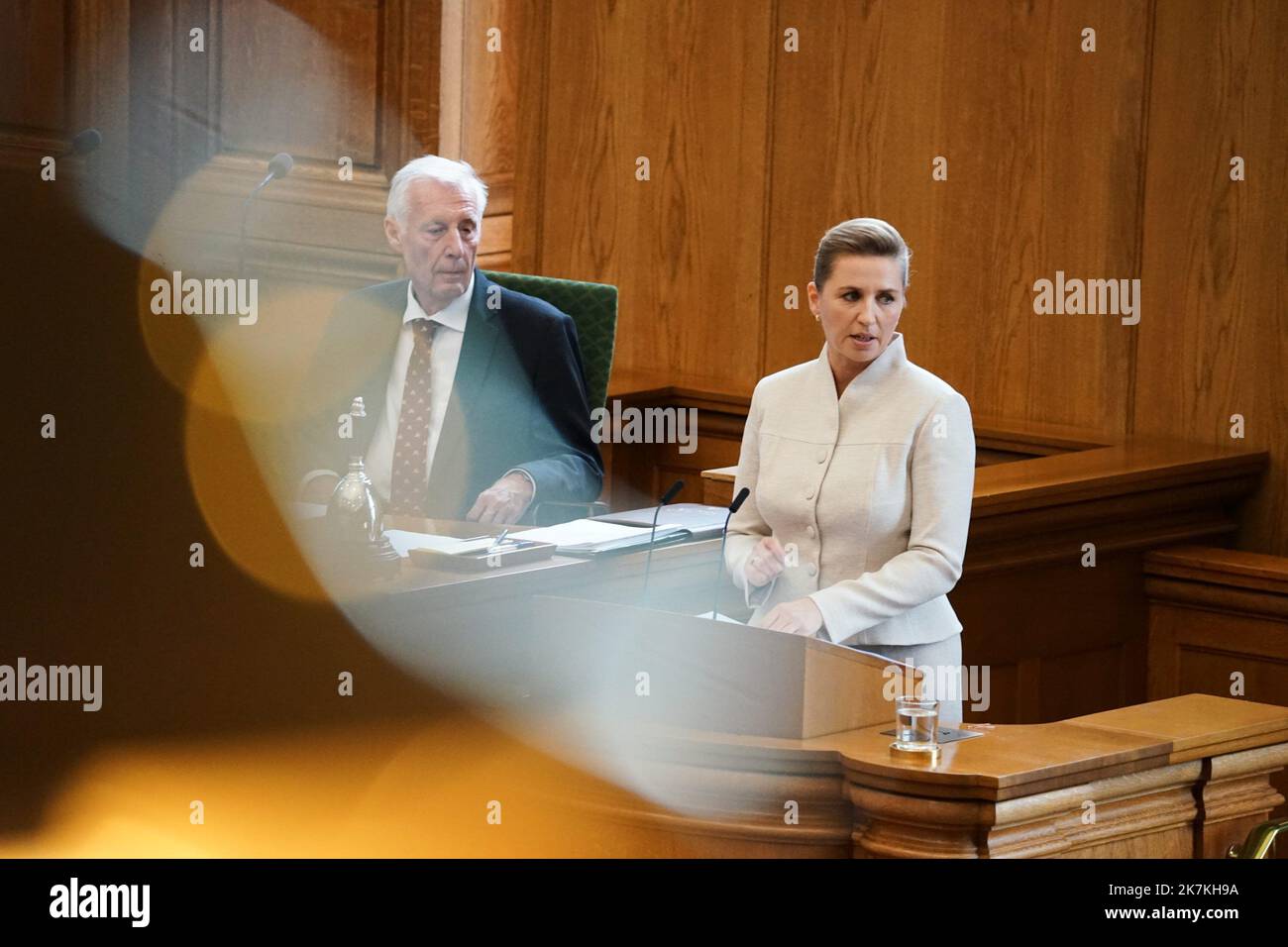 ©Thibault Savary / le Pictorium/MAXPPP - Copenaghen 04/10/2022 Thibault Savary / le Pictorium - 4/10/2022 - Danemark / Copenaghen - mette Frederiksen fait un discours de politique generale devant les membres du parlement Danois et la famille royale a l'occasione de la reouverture de la session parlementaire. / 4/10/2022 - Danimarca / Copenaghen - Danese PM mette Frederiksen primo discorso dopo la riapertura del Parlamento, davanti ai membri del Parlamento e alla Famiglia reale di Danimarca. Foto Stock