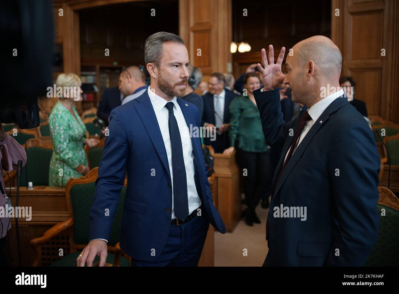 ©Thibault Savary / le Pictorium/MAXPPP - Copenaghen 04/10/2022 Thibault Savary / le Pictorium - 4/10/2022 - Danemark / Copenhague - Soren Pape, du parti Conservateur, e Jakob Ellemann, de Vestre, discutent devant les Cameras a l'occasione du discours de la PM Danoise Mette de la Parrélement du Frederikreverture du Parlement. / 4/10/2022 - Danimarca / Copenaghen - Soren Pape, partito conservatore, e Jakob Ellemann, Venere, due potenziali successori per la Danimarca PM' seggio, parlano e scherzano davanti alle telecamere prima che il Parlamento di mette Frederiksen riapra il discorso. Foto Stock