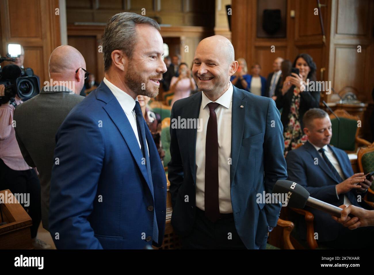 ©Thibault Savary / le Pictorium/MAXPPP - Copenaghen 04/10/2022 Thibault Savary / le Pictorium - 4/10/2022 - Danemark / Copenhague - Soren Pape, du parti Conservateur, e Jakob Ellemann, de Vestre, discutent devant les Cameras a l'occasione du discours de la PM Danoise Mette de la Parrélement du Frederikreverture du Parlement. / 4/10/2022 - Danimarca / Copenaghen - Soren Pape, partito conservatore, e Jakob Ellemann, Venere, due potenziali successori per la Danimarca PM' seggio, parlano e scherzano davanti alle telecamere prima che il Parlamento di mette Frederiksen riapra il discorso. Foto Stock