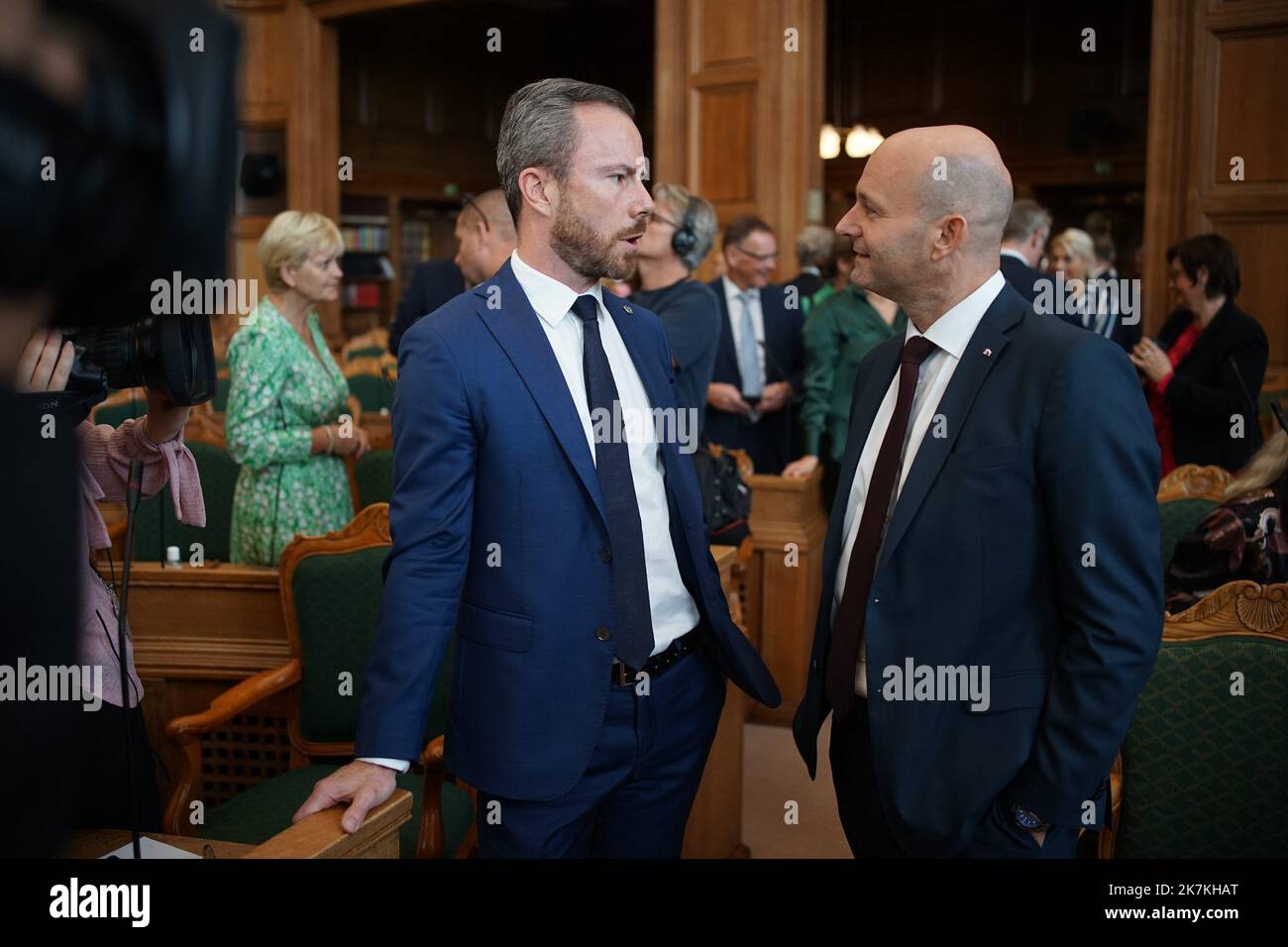 ©Thibault Savary / le Pictorium/MAXPPP - Copenaghen 04/10/2022 Thibault Savary / le Pictorium - 4/10/2022 - Danemark / Copenhague - Soren Pape, du parti Conservateur, e Jakob Ellemann, de Vestre, discutent devant les Cameras a l'occasione du discours de la PM Danoise Mette de la Parrélement du Frederikreverture du Parlement. / 4/10/2022 - Danimarca / Copenaghen - Soren Pape, partito conservatore, e Jakob Ellemann, Venere, due potenziali successori per la Danimarca PM' seggio, parlano e scherzano davanti alle telecamere prima che il Parlamento di mette Frederiksen riapra il discorso. Foto Stock