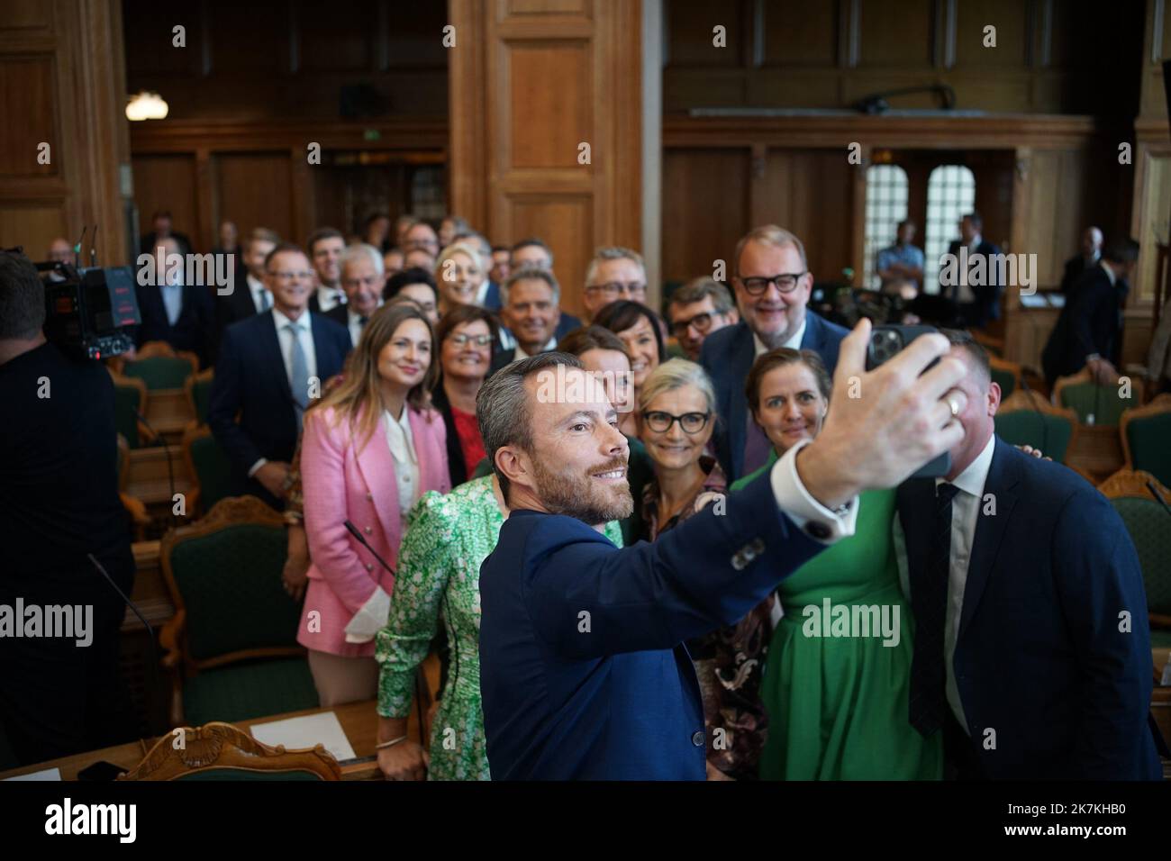 ©Thibault Savary / le Pictorium/MAXPPP - Copenaghen 04/10/2022 Thibault Savary / le Pictorium - 4/10/2022 - Danemark / Copenaghen - Jakob Ellemann leader de Vestre fait un selfie avec des membres de son groupe partementaire. / 4/10/2022 - Danimarca / Copenaghen - Jakob Ellemann, leader del partito Vestre, sta facendo un selfie con alcuni membri del suo gruppo. Foto Stock