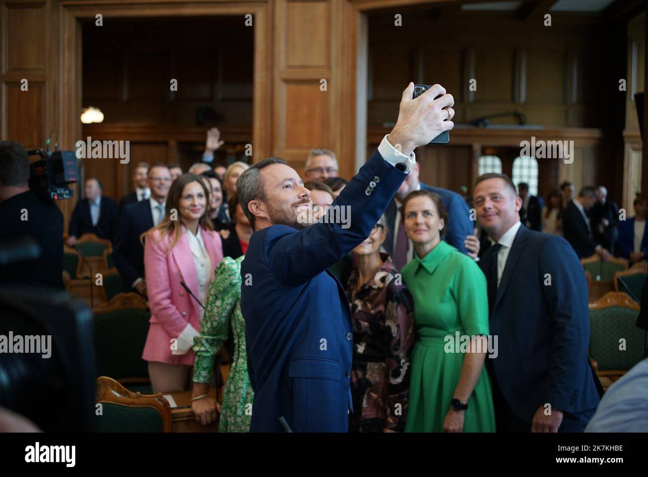 ©Thibault Savary / le Pictorium/MAXPPP - Copenaghen 04/10/2022 Thibault Savary / le Pictorium - 4/10/2022 - Danemark / Copenaghen - Jakob Ellemann leader de Vestre fait un selfie avec des membres de son groupe partementaire. / 4/10/2022 - Danimarca / Copenaghen - Jakob Ellemann, leader del partito Vestre, sta facendo un selfie con alcuni membri del suo gruppo. Foto Stock