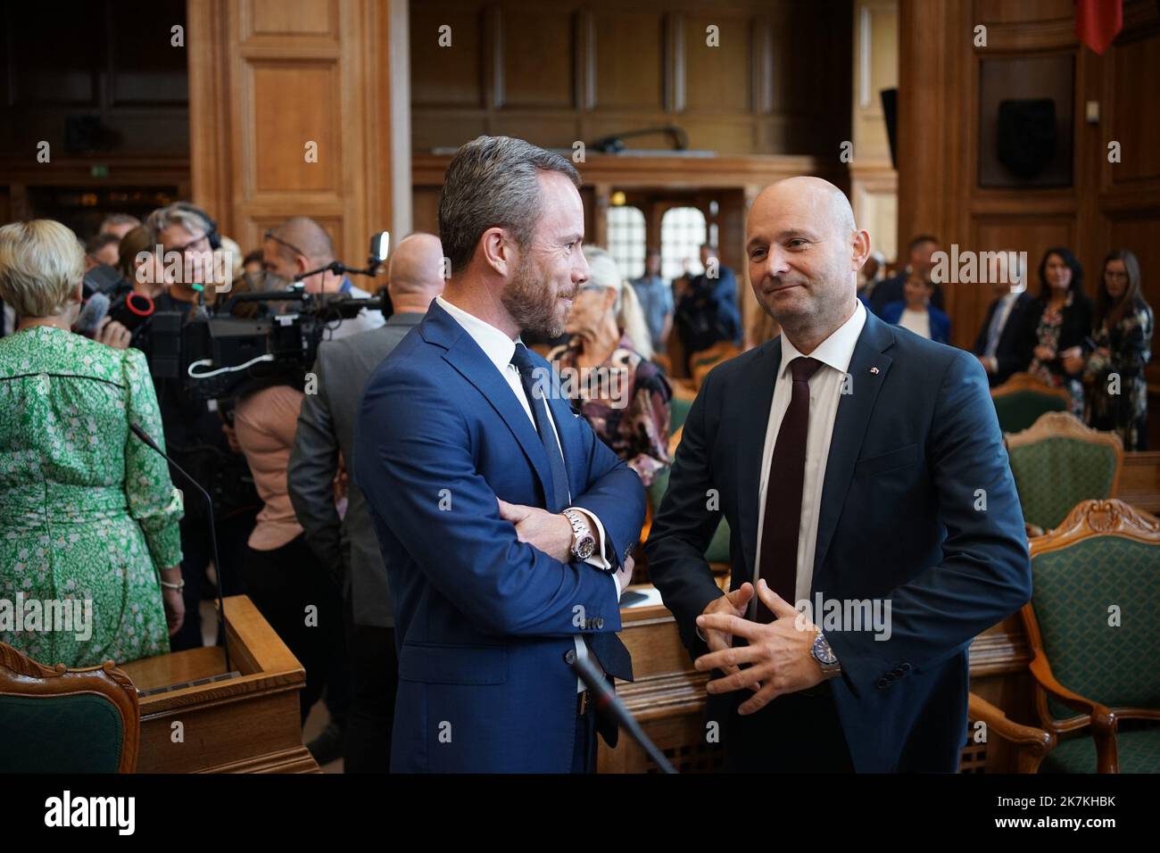 ©Thibault Savary / le Pictorium/MAXPPP - Copenaghen 04/10/2022 Thibault Savary / le Pictorium - 4/10/2022 - Danemark / Copenhague - Soren Pape, du parti Conservateur, e Jakob Ellemann, de Vestre, discutent devant les Cameras a l'occasione du discours de la PM Danoise Mette de la Parrélement du Frederikreverture du Parlement. / 4/10/2022 - Danimarca / Copenaghen - Soren Pape, partito conservatore, e Jakob Ellemann, Venere, due potenziali successori per la Danimarca PM' seggio, parlano e scherzano davanti alle telecamere prima che il Parlamento di mette Frederiksen riapra il discorso. Foto Stock