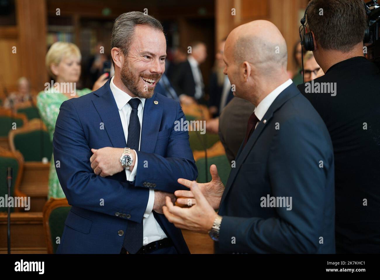 ©Thibault Savary / le Pictorium/MAXPPP - Copenaghen 04/10/2022 Thibault Savary / le Pictorium - 4/10/2022 - Danemark / Copenhague - Soren Pape, du parti Conservateur, e Jakob Ellemann, de Vestre, discutent devant les Cameras a l'occasione du discours de la PM Danoise Mette de la Parrélement du Frederikreverture du Parlement. / 4/10/2022 - Danimarca / Copenaghen - Soren Pape, partito conservatore, e Jakob Ellemann, Venere, due potenziali successori per la Danimarca PM' seggio, parlano e scherzano davanti alle telecamere prima che il Parlamento di mette Frederiksen riapra il discorso. Foto Stock