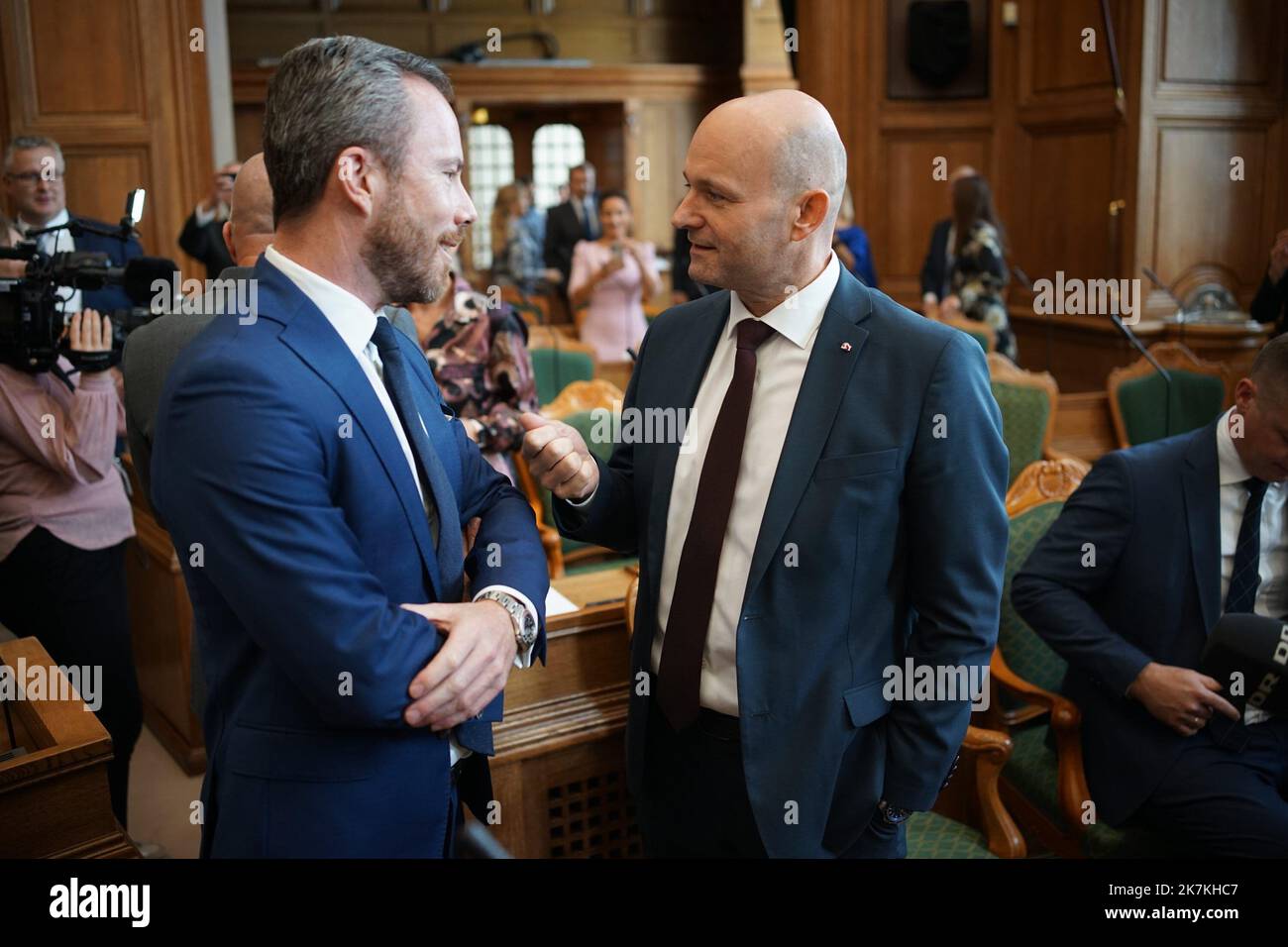 ©Thibault Savary / le Pictorium/MAXPPP - Copenaghen 04/10/2022 Thibault Savary / le Pictorium - 4/10/2022 - Danemark / Copenhague - Soren Pape, du parti Conservateur, e Jakob Ellemann, de Vestre, discutent devant les Cameras a l'occasione du discours de la PM Danoise Mette de la Parrélement du Frederikreverture du Parlement. / 4/10/2022 - Danimarca / Copenaghen - Soren Pape, partito conservatore, e Jakob Ellemann, Venere, due potenziali successori per la Danimarca PM' seggio, parlano e scherzano davanti alle telecamere prima che il Parlamento di mette Frederiksen riapra il discorso. Foto Stock