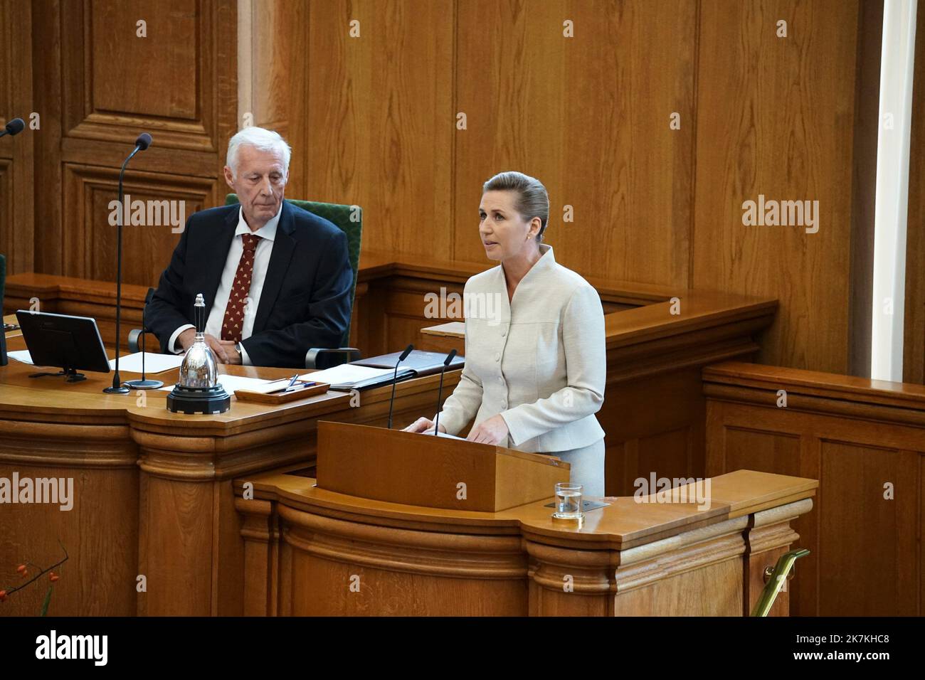 ©Thibault Savary / le Pictorium/MAXPPP - Copenaghen 04/10/2022 Thibault Savary / le Pictorium - 4/10/2022 - Danemark / Copenaghen - mette Frederiksen fait un discours de politique generale devant les membres du parlement Danois et la famille royale a l'occasione de la reouverture de la session parlementaire. / 4/10/2022 - Danimarca / Copenaghen - Danese PM mette Frederiksen primo discorso dopo la riapertura del Parlamento, davanti ai membri del Parlamento e alla Famiglia reale di Danimarca. Foto Stock