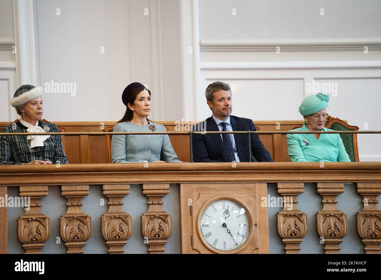 ©Thibault Savary / le Pictorium/MAXPPP - Copenhague 04/10/2022 Thibault Savary / le Pictorium - 4/10/2022 - Danemark / Copenhague - la Reine du Danemark et son fils Frederik dans la Tribune pour le discours de la PM mette Frederiksen. / 4/10/2022 - Danimarca / Copenaghen - Regina di Danimarca e Principe Frederik per il discorso del PM. Foto Stock