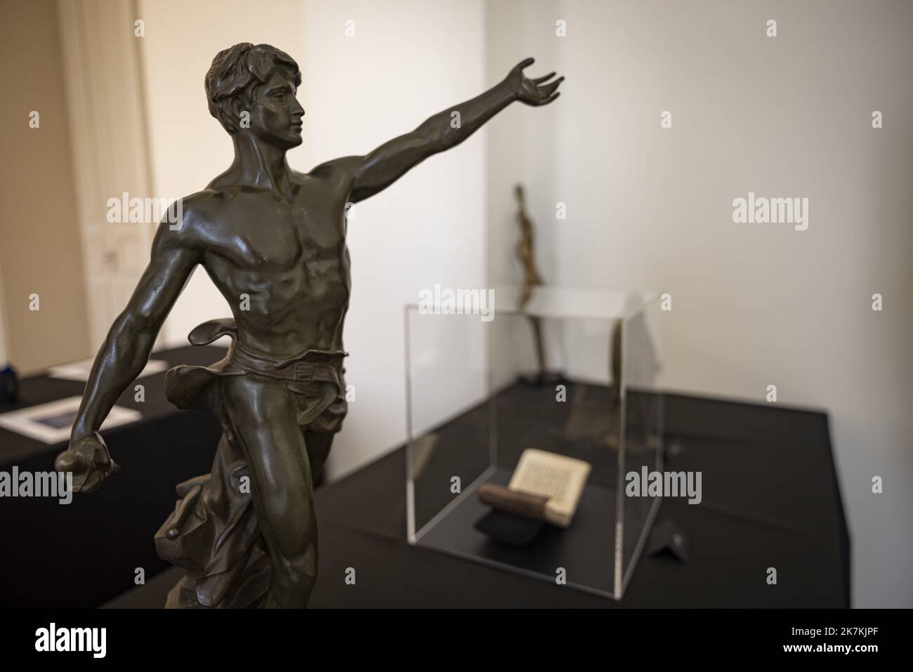 ©PHOTOPQR/LA PROVENCE/TOMASELLI Antoine ; Marseille ; 05/10/2022 ; Au Palais du Pharo , vente aux enchères exceptionnelle de l'AGRASC ( Agence de gestion et de recouvement des avoirs saisis et confisqués ) avec des biens provenant de personnes liées au banditisme ICI des objet , statues , statues , d'art livre ancien - Marsiglia, Francia, ottobre 6th 2022 asta eccezionale dell'AGRASC (Agenzia per la gestione e il recupero dei beni sequestrati e confiscati) con beni di persone legate alla banditeria Foto Stock