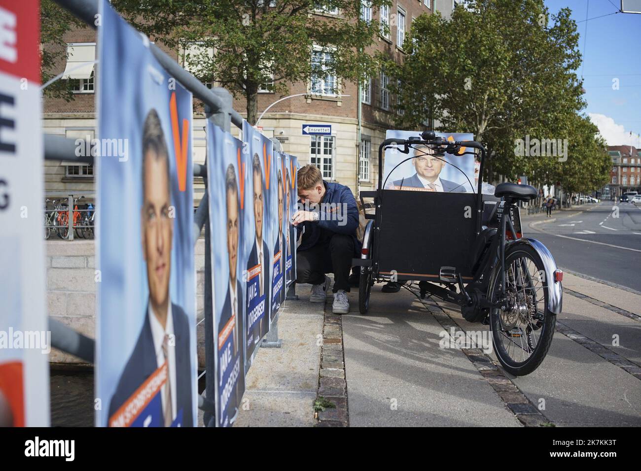 ©Thibault Savary / le Pictorium/MAXPPP - Copenaghen 08/10/2022 Thibault Savary / le Pictorium - 8/10/2022 - Danemark / Copenaghen - Des militants de Vestre installent les affiches de leur candidat Dan E. Jorgensen. / 8/10/2022 - Danimarca / Copenaghen - i sostenitori di Dan E. Jorgensen appendono i manifesti della campagna nel centro della città. Foto Stock