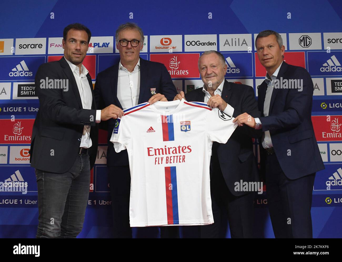 ©Mourad ALLILI/MAXPPP - 10/10/2022 il nuovo allenatore di Olympique Lyonnais, il francese Laurent Blanc (2ndL), con la maglia della sua squadra, si presenta con il direttore di selezione di OL Bruno Cheyrou (L), Olympique Lyonnais il Presidente francese Jean-Michel Aulas (3rdL) e il vice direttore generale francese Olympique Lyonnais Vincent Ponsot (R) durante una conferenza stampa presso il Groupama Stadium Training Center di Decines-Charpieu, vicino a Lione, Francia orientale, il 10 ottobre 2022. Foto Stock