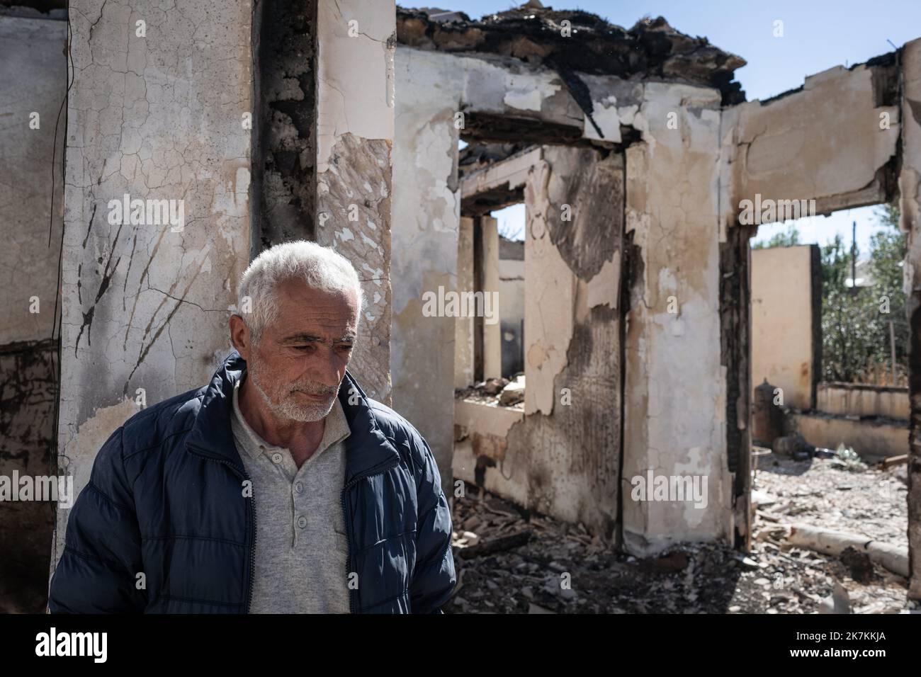 ©Chris Huby / le Pictorium/MAXPPP - 26/09/2022 Chris Huby / le Pictorium - 26/9/2022 - armenie / Gegharkunik - Armenie / Sotk - une maison totalement detruite par les azeris. Slavik Galoustian pose a l'interieur des murs qui sont encore debout. Paysan, l'n'a aujourd'hui più rien. / 26/9/2022 - Armenia / Gegharkunik - Armenia / Sotk - Una casa completamente distrutta dagli Azeri. Slavik Galoustian posa all'interno delle mura che sono ancora in piedi. Contadino, oggi non ha nulla. Foto Stock