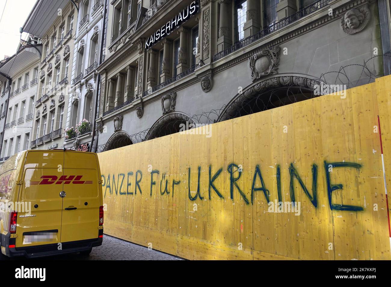 ©Francois Glories/MAXPPP - 11/10/2022 Hate Tag su un pannello del sito di un edificio, a 300m dal Palazzo federale svizzero. Insegne che nascondono opere nel centro della capitale svizzera 'Bern'. Nel mezzo della via dello shopping più trafficata della città della Confederazione svizzera, la gente stava etichettando sotto la 'Casa dell'Imperatore', Paner iFèr Ucraina. Berna Svizzera. Ottobre 11 2022 Foto Stock