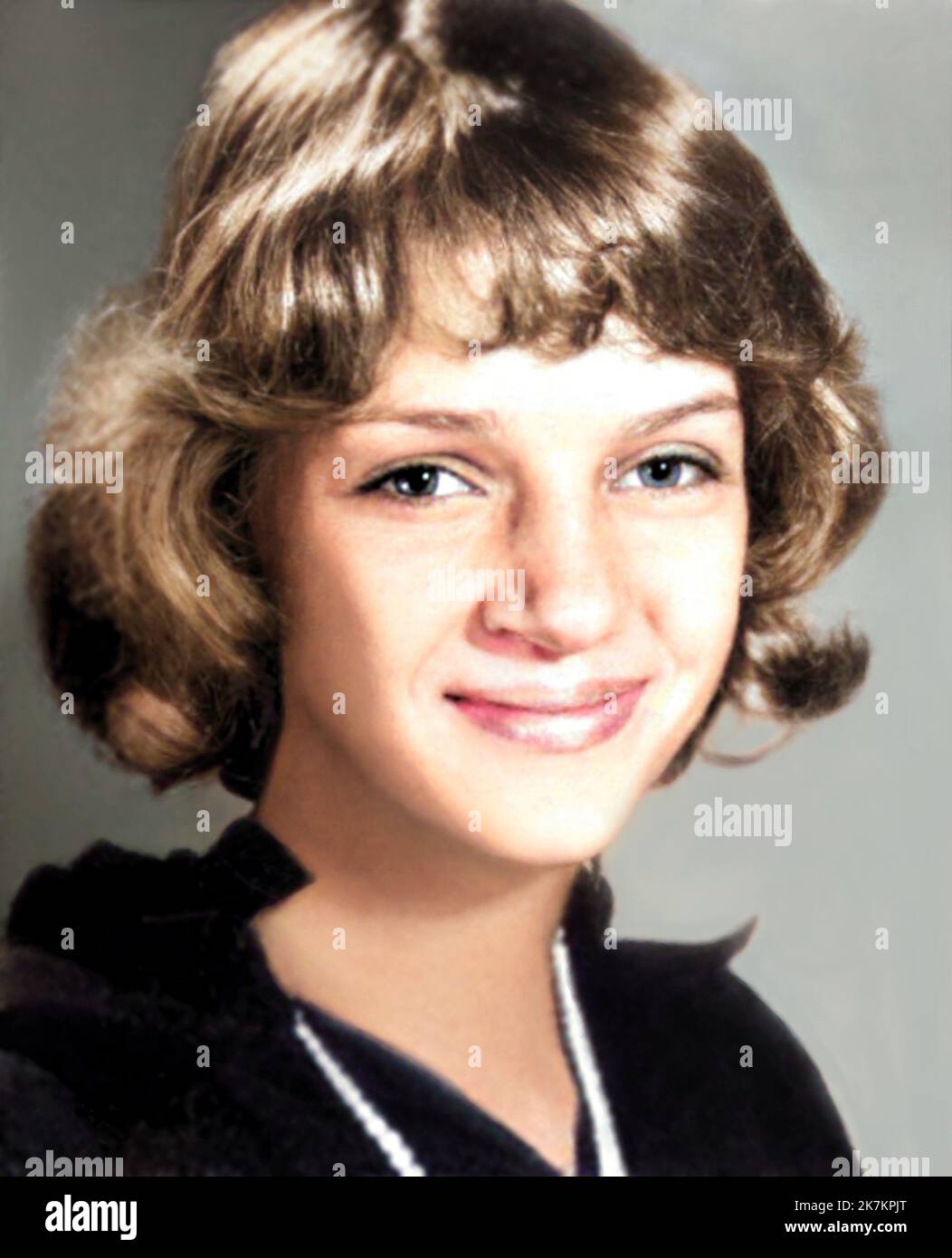 1985 , BOSTON , USA : l'attrice americana UMA THURMAN ( data di nascita 29 aprile 1970 ) quando era una ragazza giovane di 15 anni , foto dalla scuola di annuario . Fotografo sconosciuto. COLORATO DIGITALMENTE . - STORIA - FOTO STORICHE - ATTORE - FILM - CINEMA - personalità da giovani da giovani - personalità quando era giovane - ADOLESCENTE - INFANZIA - INFANZIA - BAMBINO - BAMBINI - RAGAZZA - sorriso - sorriso - sorriso --- ARCHIVIO GBB Foto Stock