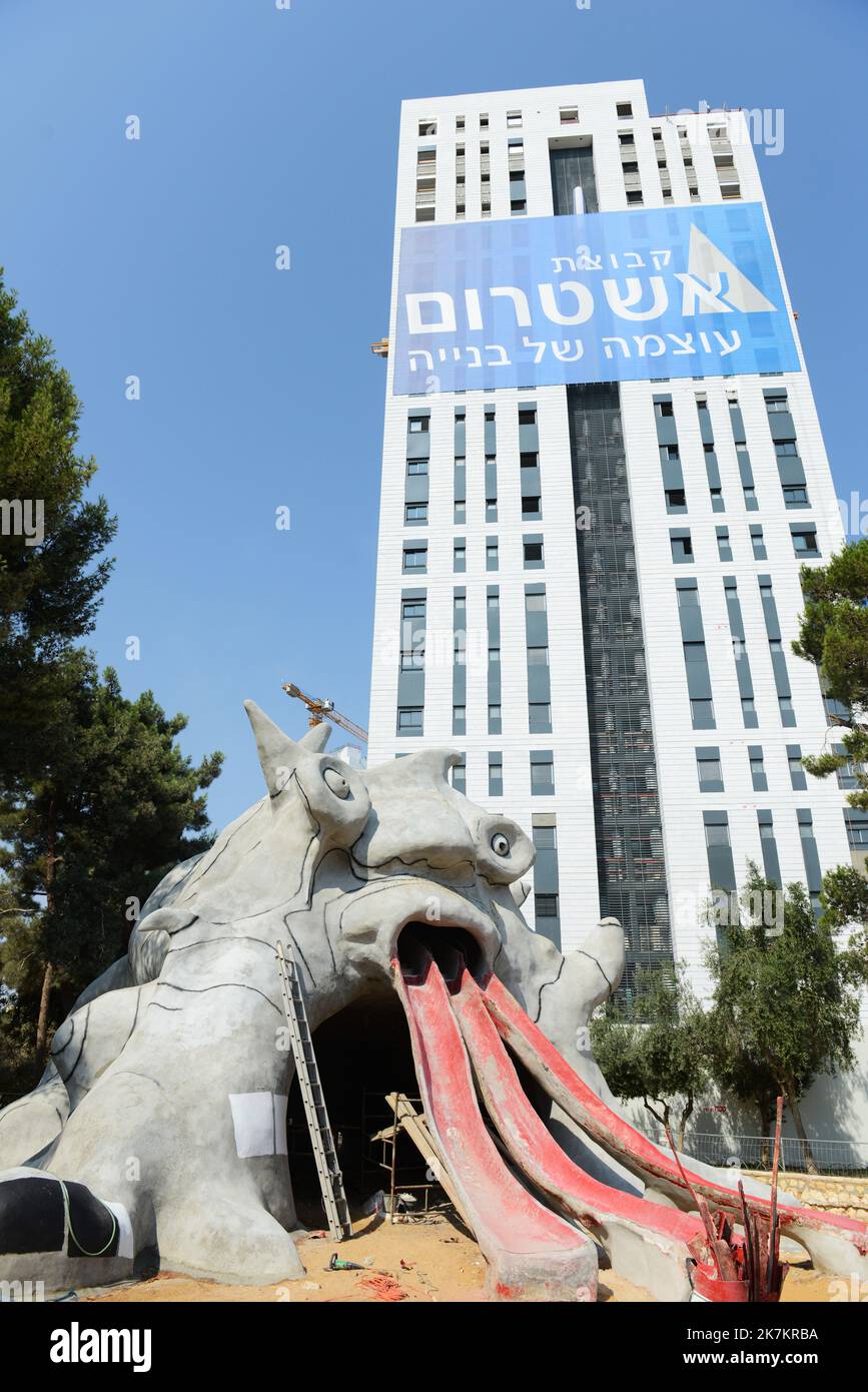 L'iconico parco giochi per bambini ' The Monster' ( il Golem ) a Kiryat Hayovel, Gerusalemme, Israele. Foto Stock