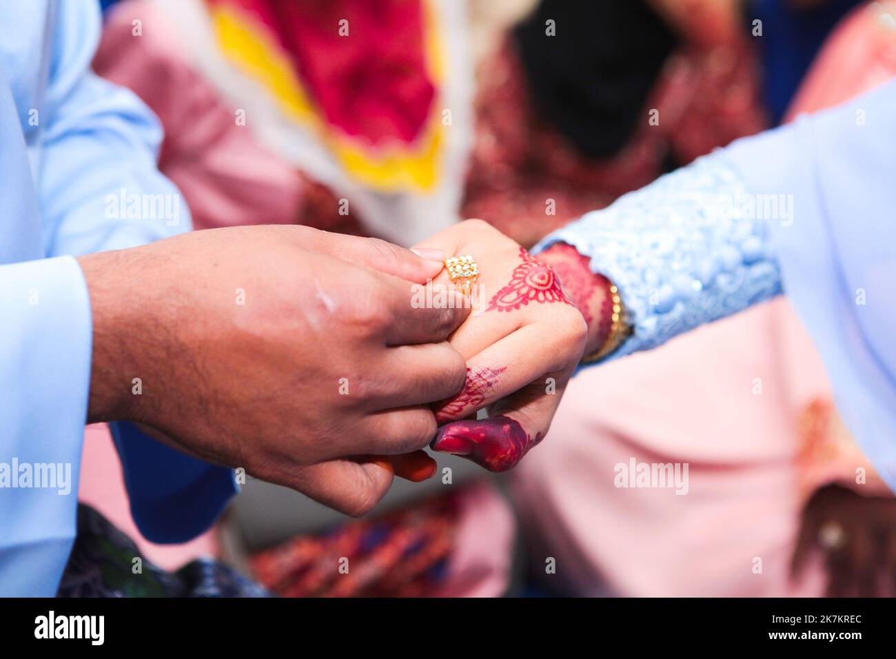 Anelli di fidanzamento per matrimoni. Coppie sposate scambiano gli anelli di nozze ad una cerimonia nuziale. Lo sposo mise un anello su un dito della sua bella moglie. Concetto di matrimonio . Foto Stock
