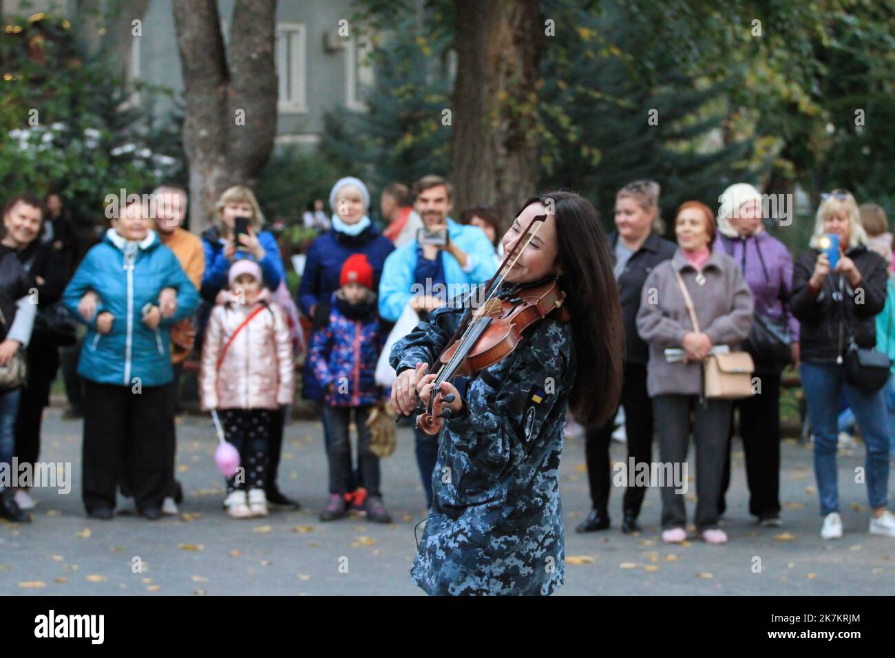 Odessa, Ucraina. 15th Ott 2022. Sofia Osadchaya si vede esibirsi di fronte al pubblico. Il concerto 'con una canzone per la Vittoria' si è tenuto presso il City Garden. Per sostenere lo spirito di combattimento degli Eroi dell'Ucraina, le opere musicali sono state eseguite dal Center for Musical Art of the Military and Naval Forces. Credit: SOPA Images Limited/Alamy Live News Foto Stock