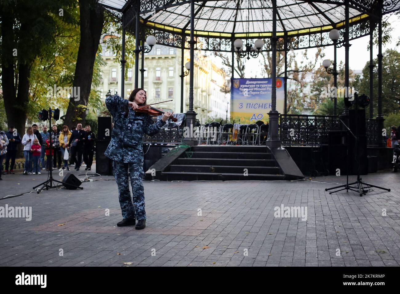 Odessa, Ucraina. 15th Ott 2022. Sofia Osadchaya si vede esibirsi di fronte al pubblico. Il concerto 'con una canzone per la Vittoria' si è tenuto presso il City Garden. Per sostenere lo spirito di combattimento degli Eroi dell'Ucraina, le opere musicali sono state eseguite dal Center for Musical Art of the Military and Naval Forces. Credit: SOPA Images Limited/Alamy Live News Foto Stock