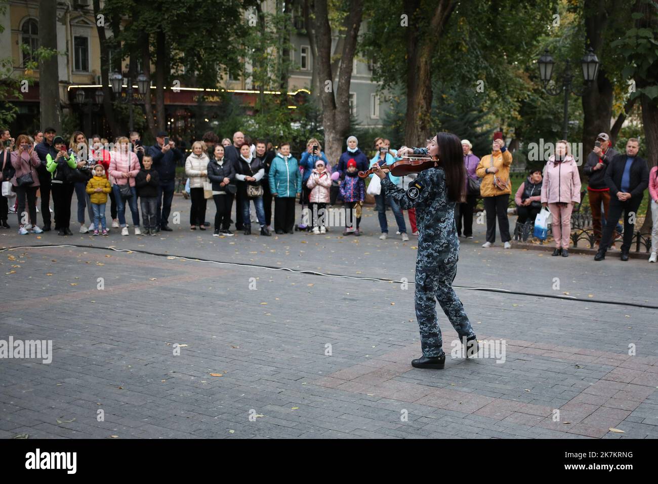 Odessa, Ucraina. 15th Ott 2022. Sofia Osadchaya si vede esibirsi di fronte al pubblico. Il concerto 'con una canzone per la Vittoria' si è tenuto presso il City Garden. Per sostenere lo spirito di combattimento degli Eroi dell'Ucraina, le opere musicali sono state eseguite dal Center for Musical Art of the Military and Naval Forces. Credit: SOPA Images Limited/Alamy Live News Foto Stock
