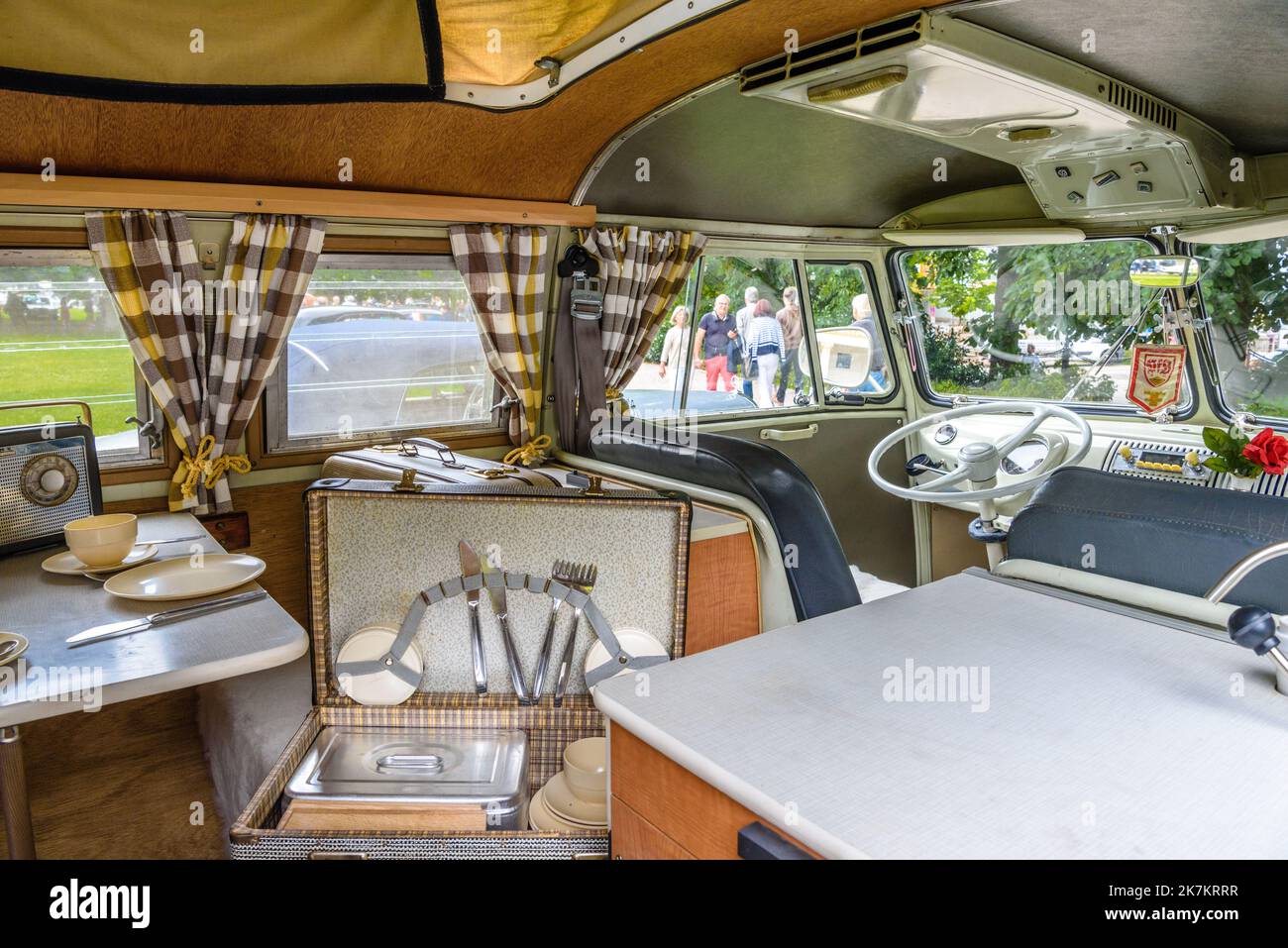 BADEN BADEN BADEN, GERMANIA - LUGLIO 2019: Interni con tavoli e mobili in VOLKSWAGEN WESTFALIA CAMPER VW T1 TIPO 2 caravan casa microbus piccolo bus 1959 Foto Stock