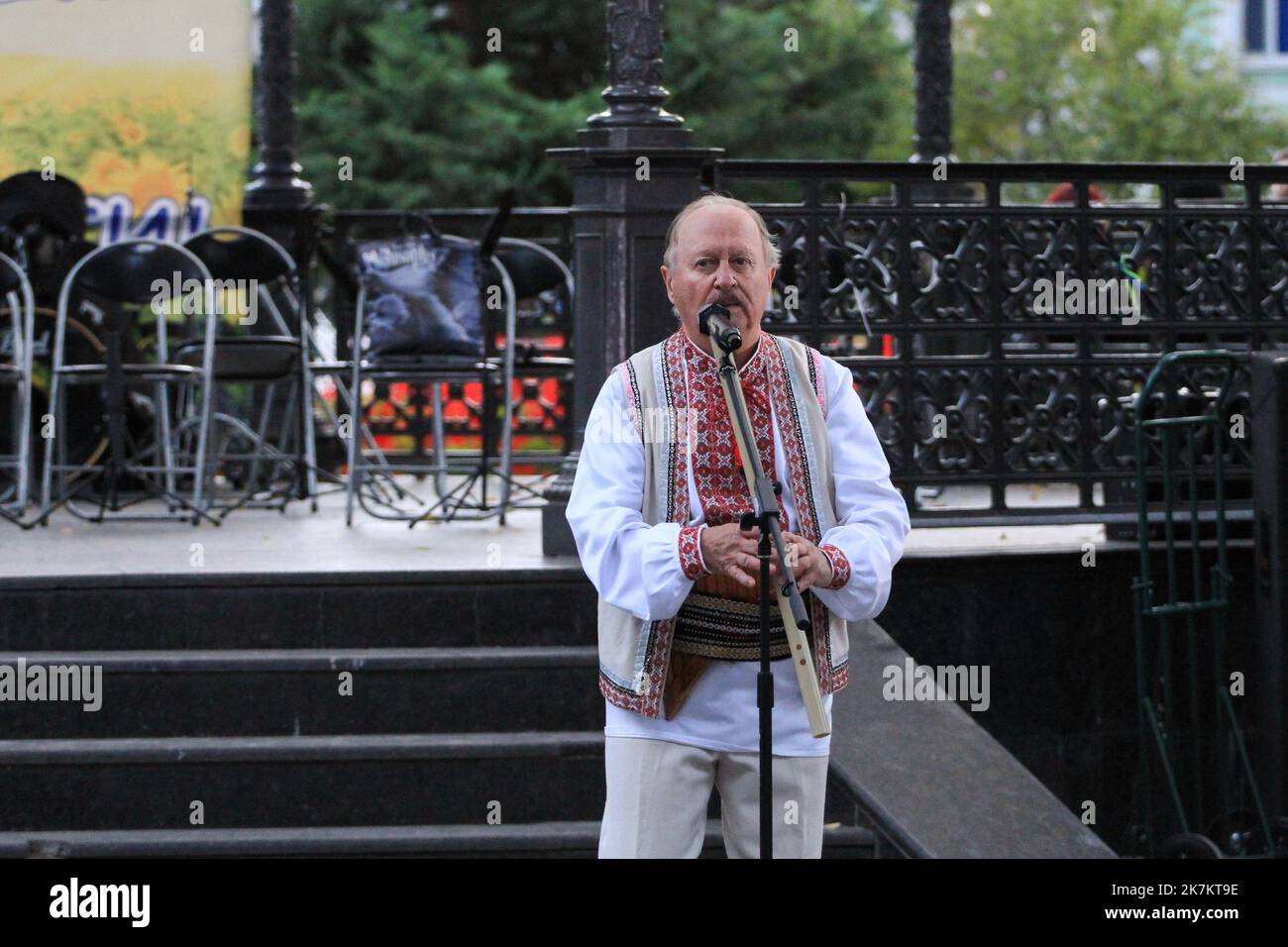 Odessa, Ucraina. 15th Ott 2022. Artista onorato dell'Ucraina Alexander Dmitriev è visto esibirsi davanti al pubblico. Il concerto 'con una canzone per la Vittoria' si è tenuto presso il City Garden. Per sostenere lo spirito di combattimento degli Eroi dell'Ucraina, le opere musicali sono state eseguite dal Center for Musical Art of the Military and Naval Forces. (Foto di Viacheslav Onyshchenko/SOPA Images/Sipa USA) Credit: Sipa USA/Alamy Live News Foto Stock