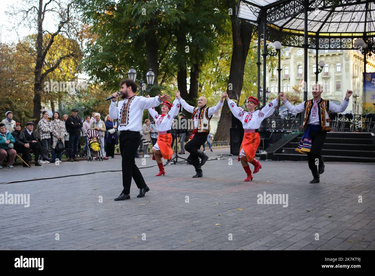 Odessa, Ucraina. 15th Ott 2022. Olexander Filippov (con microfono) e ballerini del Center for Military Musical Art of the Naval Forces si esibiscono di fronte al pubblico. Il concerto 'con una canzone per la Vittoria' si è tenuto presso il City Garden. Per sostenere lo spirito di combattimento degli Eroi dell'Ucraina, le opere musicali sono state eseguite dal Center for Musical Art of the Military and Naval Forces. (Foto di Viacheslav Onyshchenko/SOPA Images/Sipa USA) Credit: Sipa USA/Alamy Live News Foto Stock